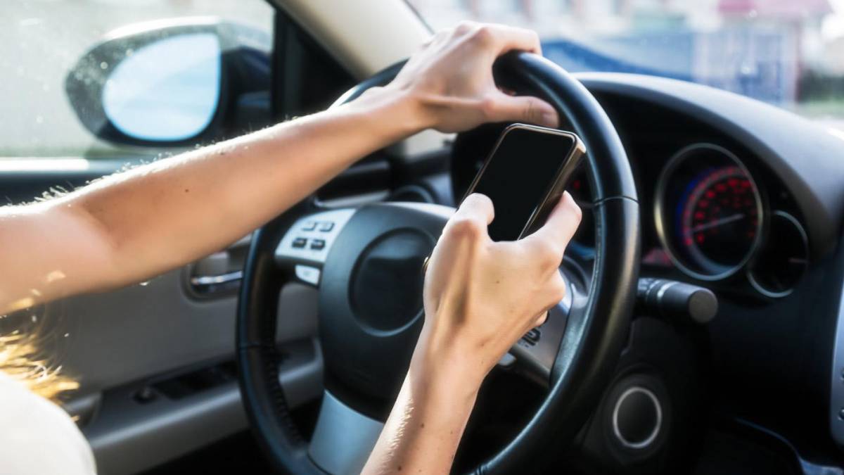 Fer servir el mòbil mentre es condueix comportarà multes més dures.