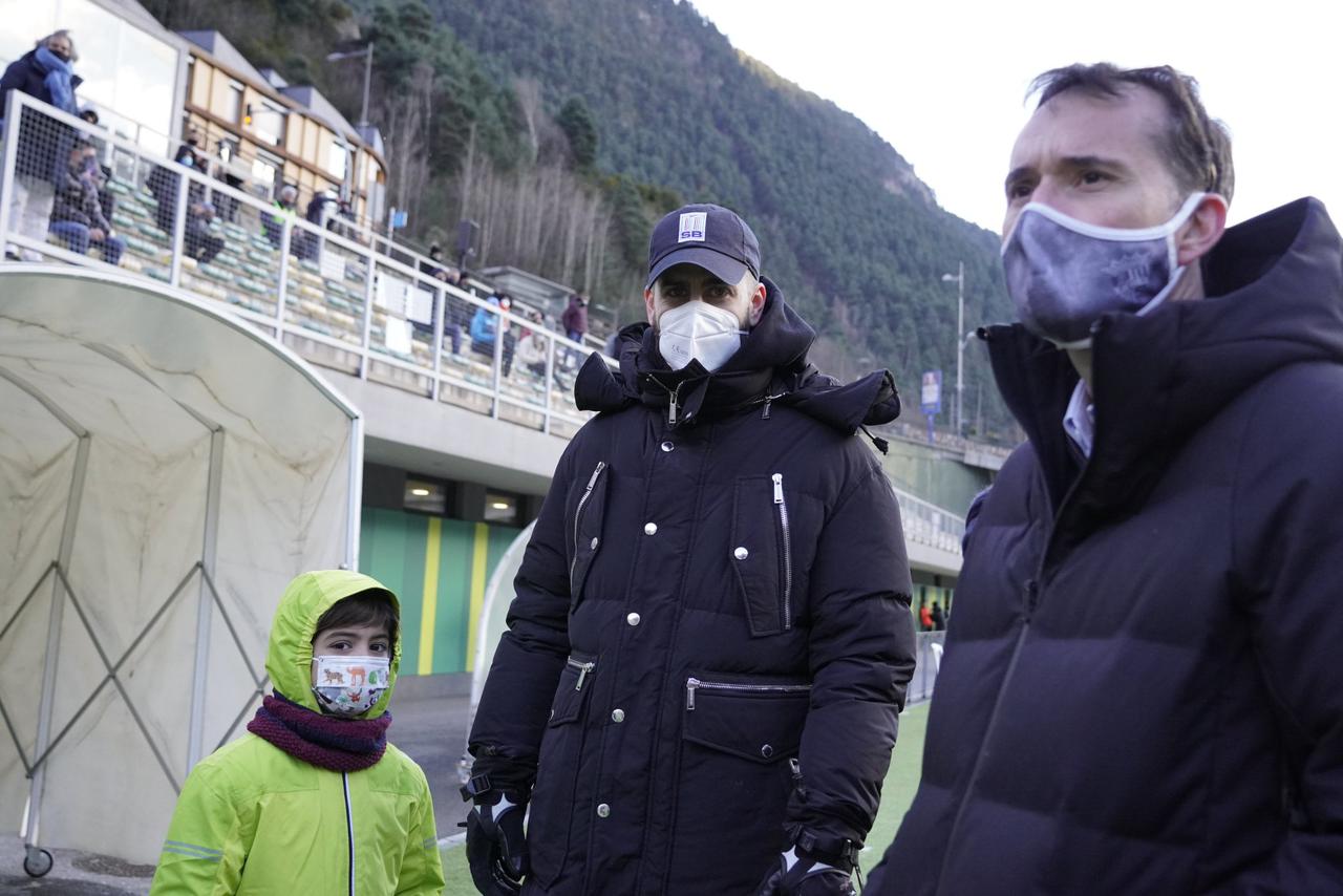 Gerard Piqué i un dels seus fills al costat del directiu de Kosmos i president executiu de l'FC Andorra Ferran Vilaseca. Gerard Piqué i un dels seus fills al costat del directiu de Kosmos i president executiu de l'FC Andorra Ferran Vilaseca.