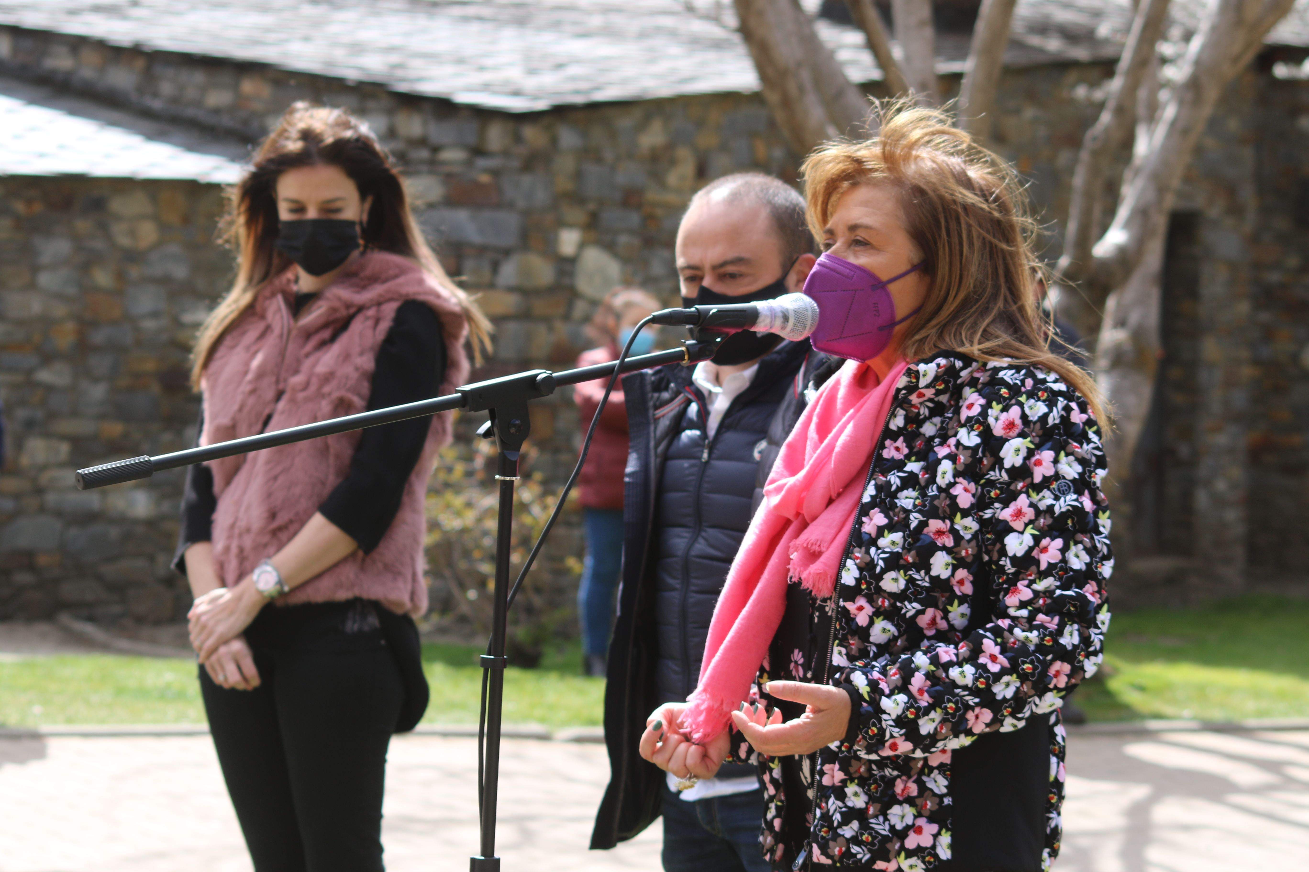 Conxita Marsol, en primer terme, durant l'acte del Grup de Folklore Casa de Portugal, amb la ministra de Cultura, Sílvia Riva, al fons.