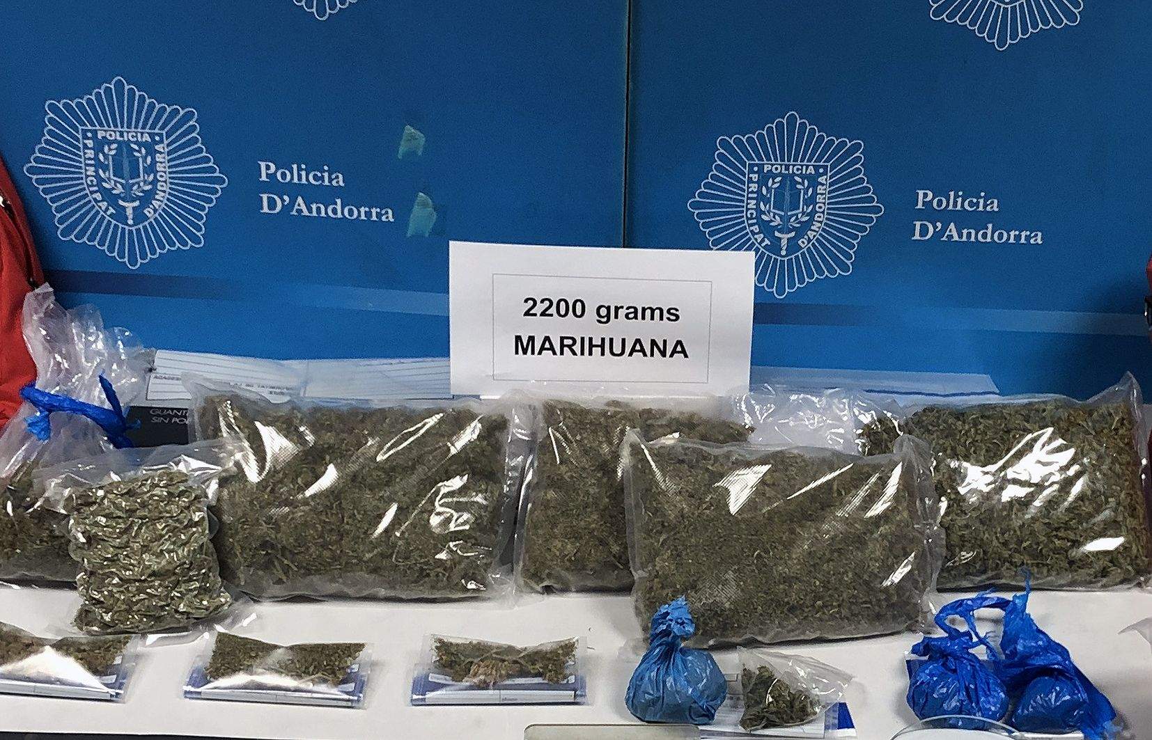 Marihuana comissada en una de les darreres policials per combatre la venda de droga a adolescents.