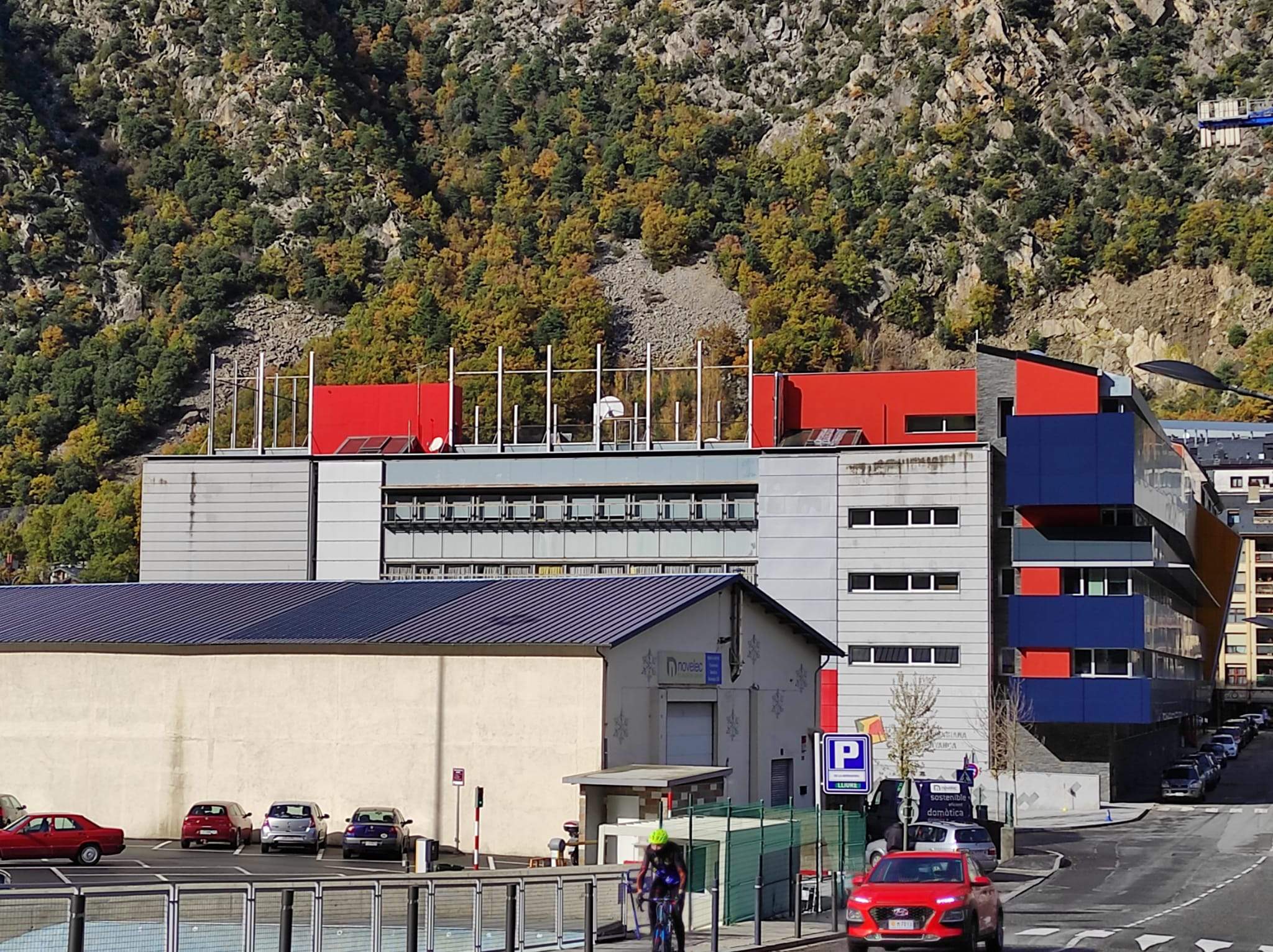 El centre educatiu, en segon terme.