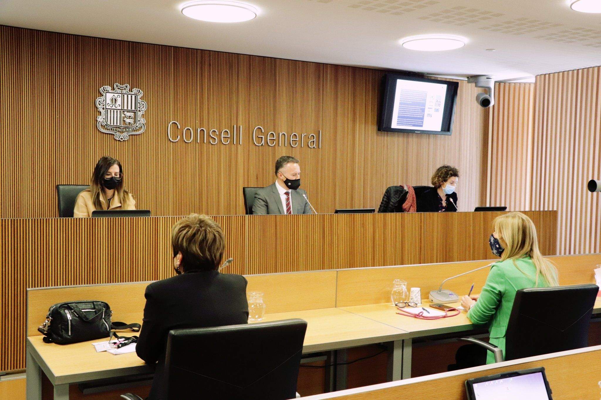 Sílvia Riva, Ferran Costa, i Maria Ubach durant la compareixença a la comissió legislativa.
