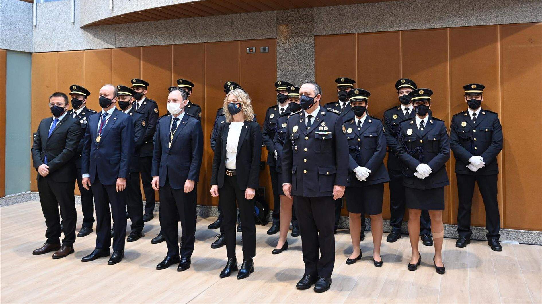 Les autoritats amb els nous agents.