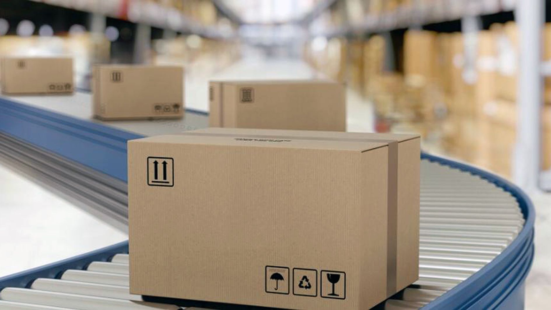 Paquets en una cinta de distribució.