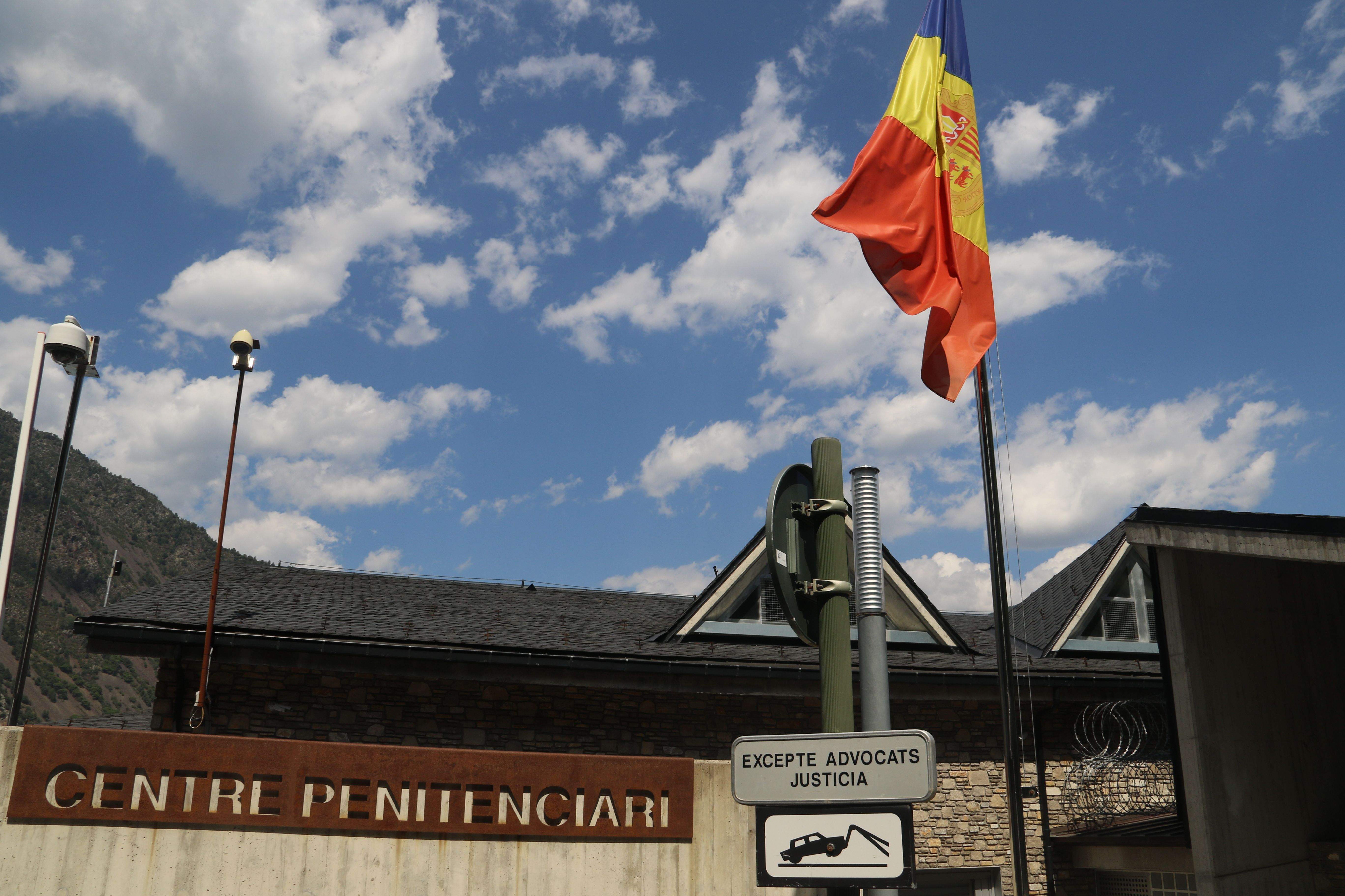 Rètol que identifica el centre penitenciari a l'entrada.