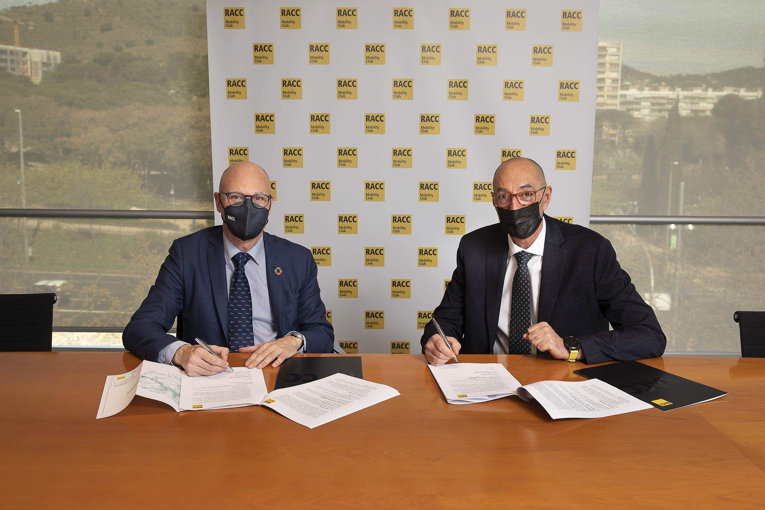 Signatura del conveni amb Xavier Pérez (RACC) i Jaume Bonell (Mobilitat).