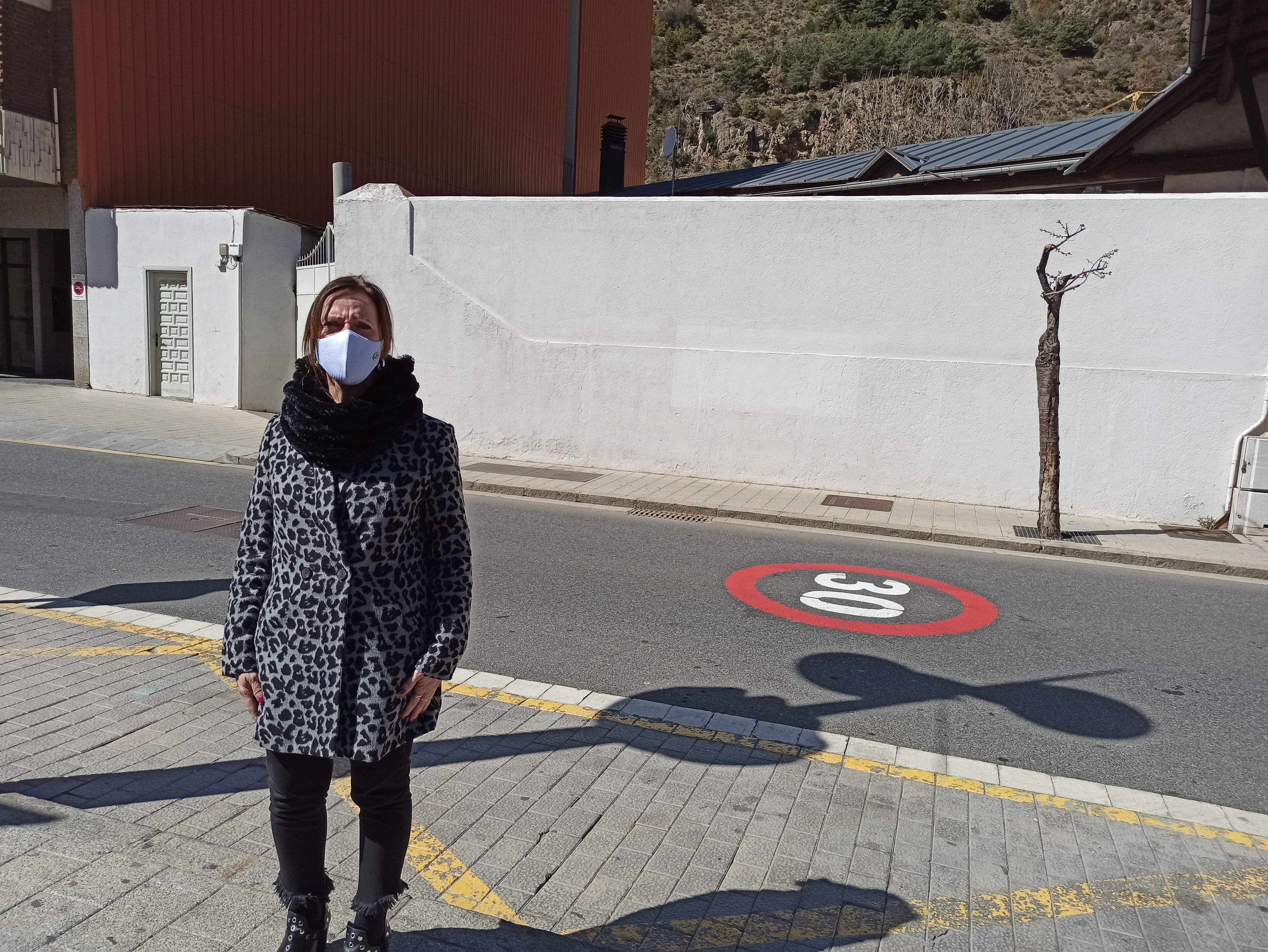 La cònsol menor laurediana, Mireia Codina, davant un dels murs que es vol pintar.