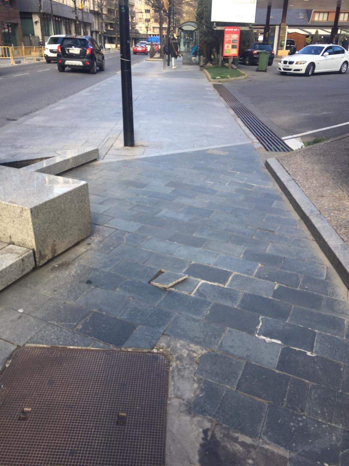 Rajoles trencades a Prat de la Creu.