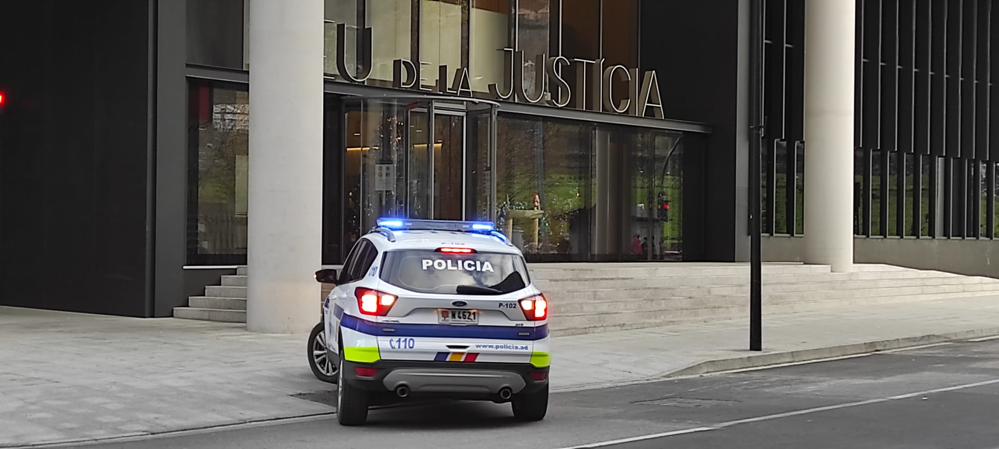 Un cotxe policial accedint al recinte judicial amb un detingut.