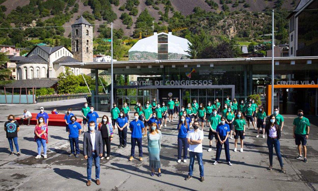 Els informadors turístics amb els cònsols l'estiu passat a la plaça del Poble.