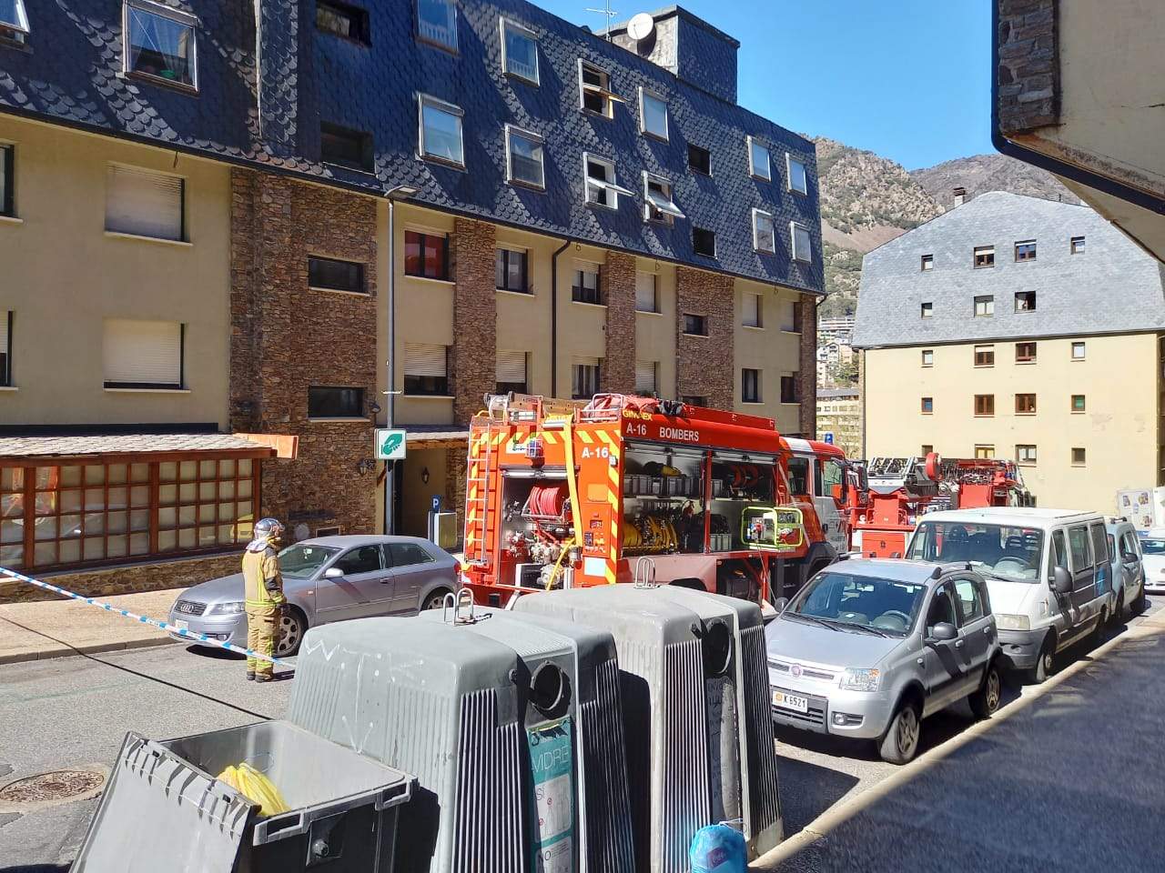 Els bombers en el lloc de l'incendi.