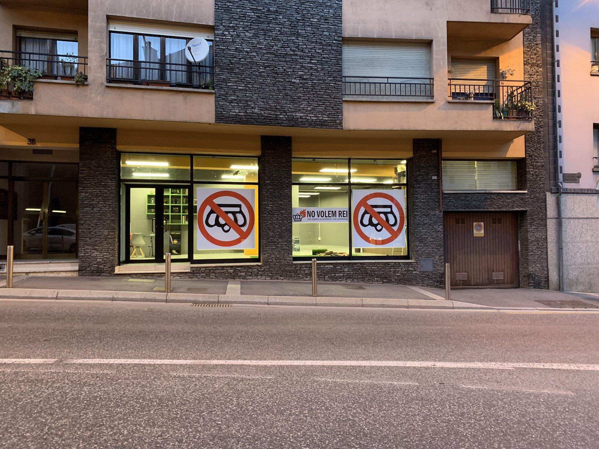 Els cartells antimonàrquics a un carrer d'Escaldes.