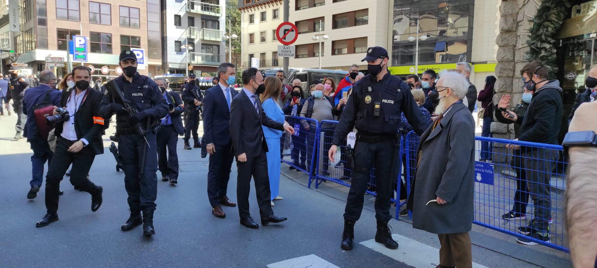 Xavier Espot, amb David Astrié i Conxita Marsol, després de saludar els ciutadans aglomerats entre la plaça Rebés i la del comú després de la visita reial.