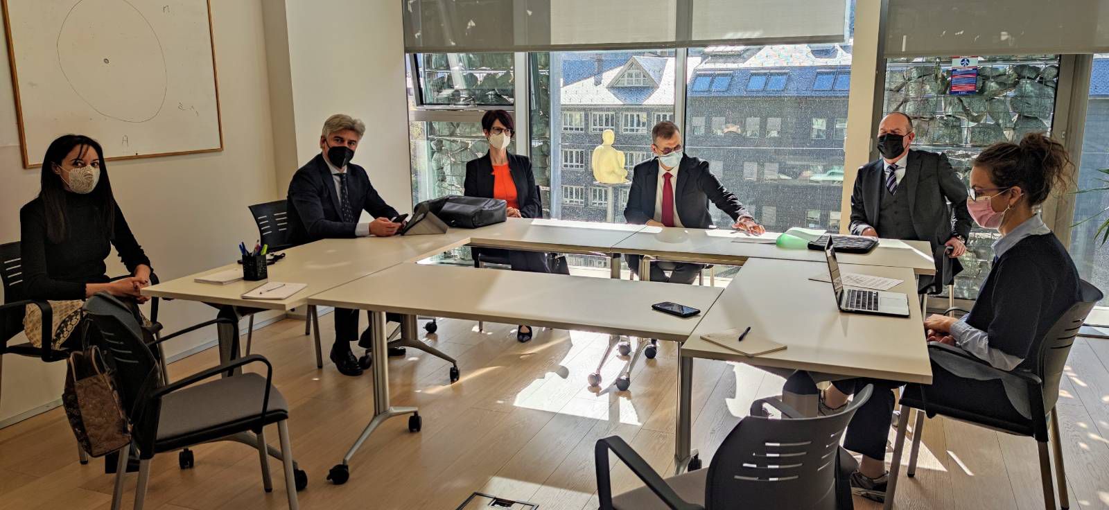 Un moment de la trobada entre el grup d'advocats i els dos consellers del PS.