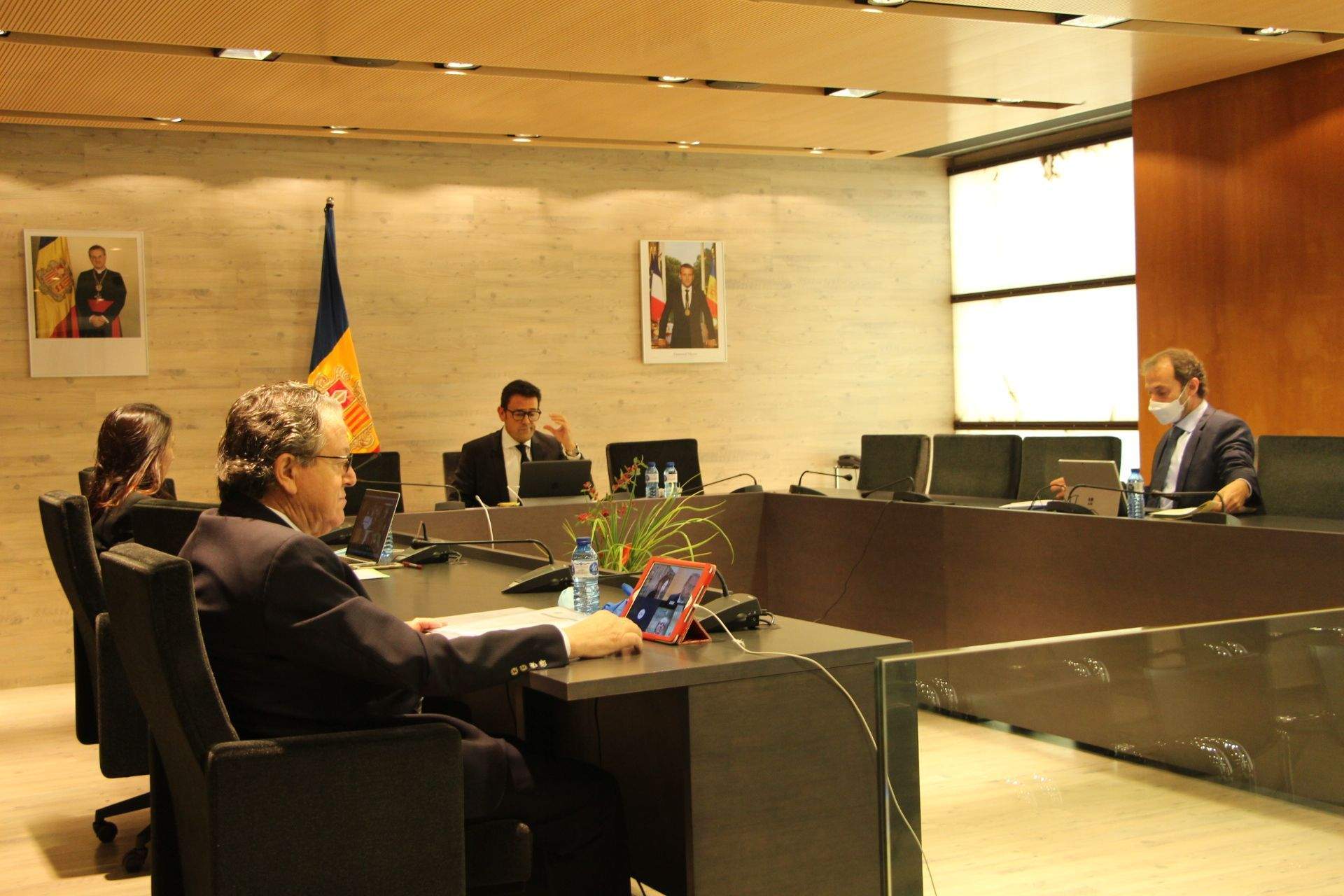 Enric Dolsa (esquerra) en una sessió del comú d'Ordino.