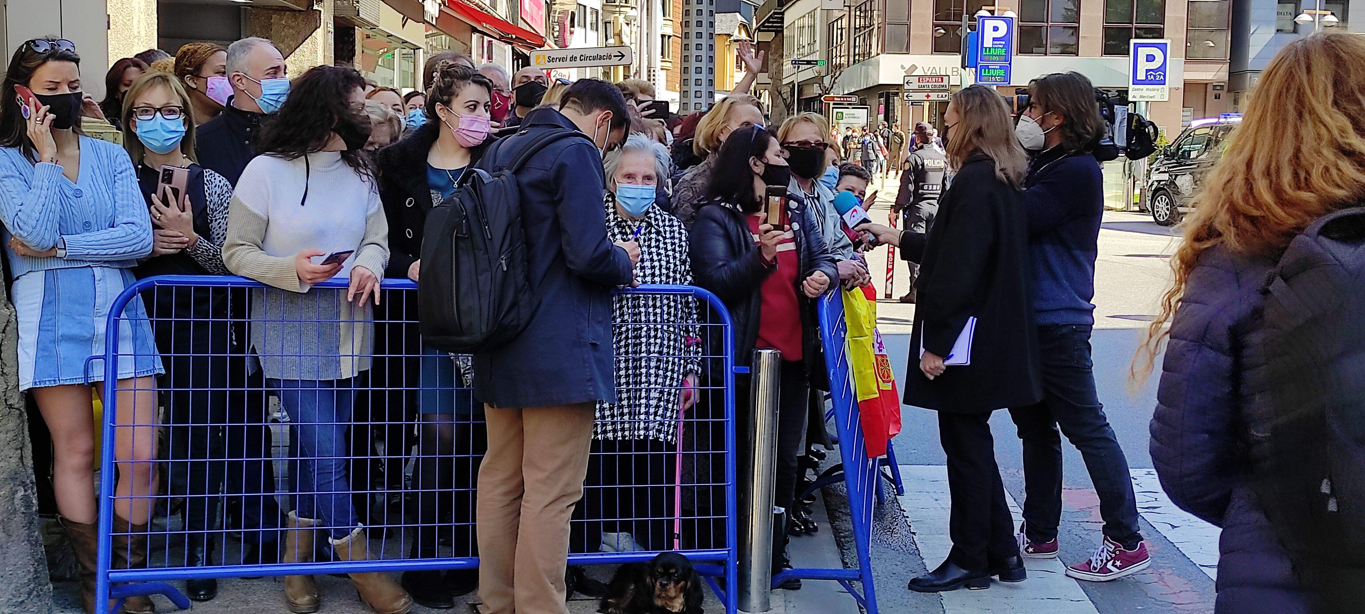Un grup d'incondicionals esperant els reis a tocar la plaça del comú responent els mitjans espanyols.