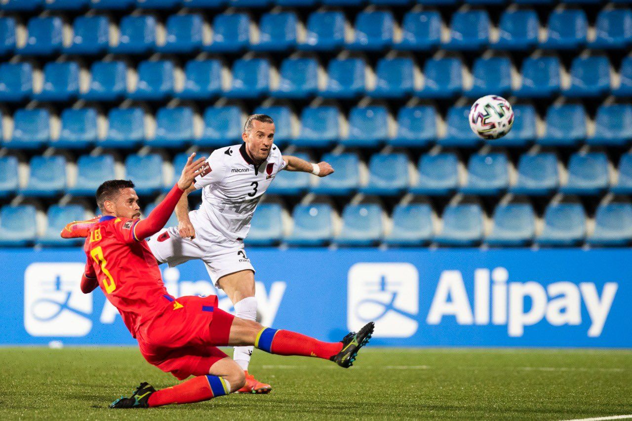 Lenjani remata per fer el 0-1 malgrat l'oposició de Vales.