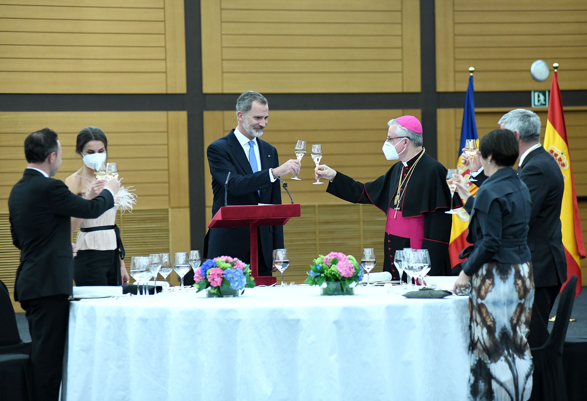 Felip i Joan-Enric Vives, brinden, al centre, entre Espot i Letizia, i Roser Suñé i Patrick Strodza.