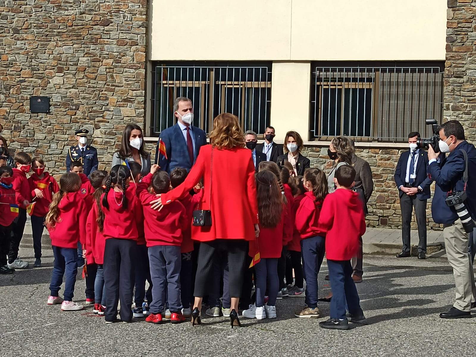 Felip i Letizia amb alumnes de primària del María Moliner, a l'institut de la Margineda.