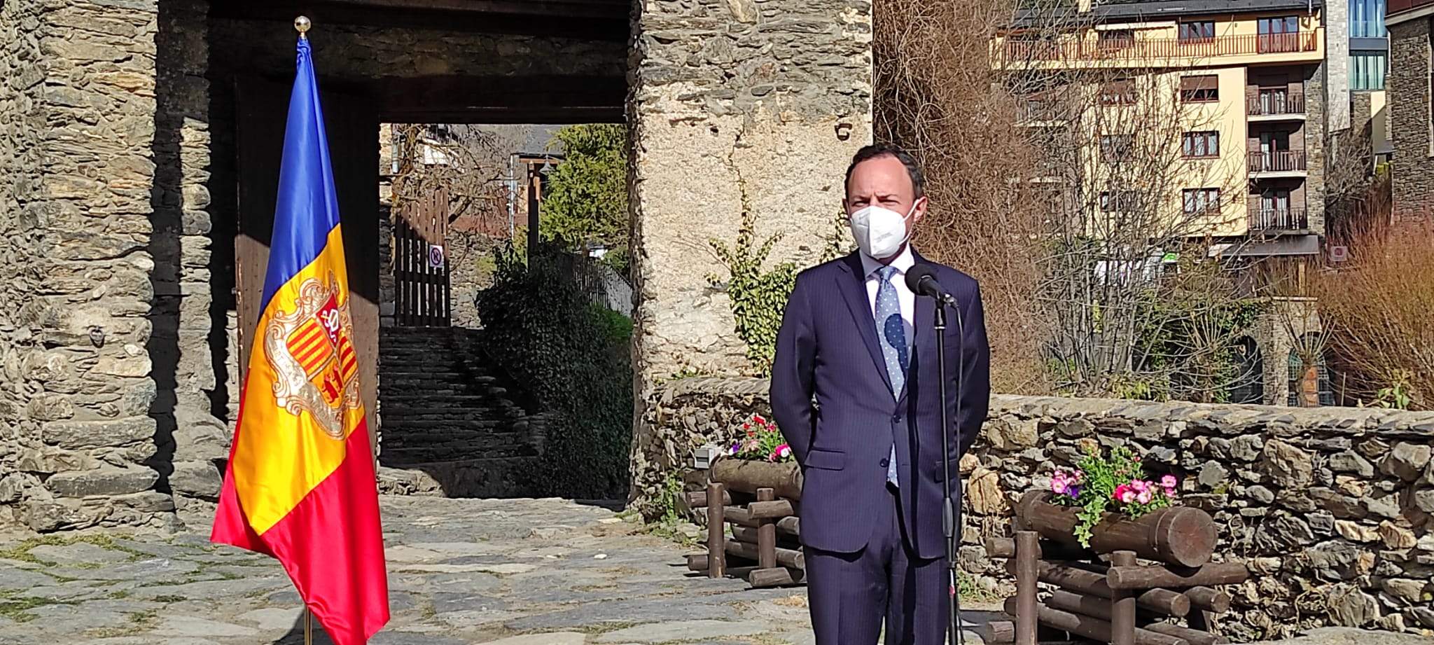 El cap de Govern, Xavier Espot, donant compte del balanç de la visita a l'Era de Casa Rossell.