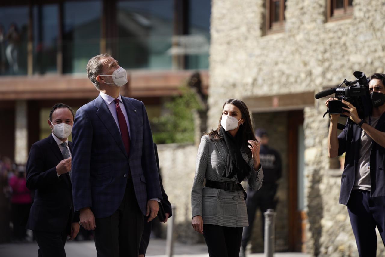 Felip de Borbó aixecant el cap per mirar la façana de la Casa-Museu d'Areny Plandolit, a Ordino, aquesta tarda.