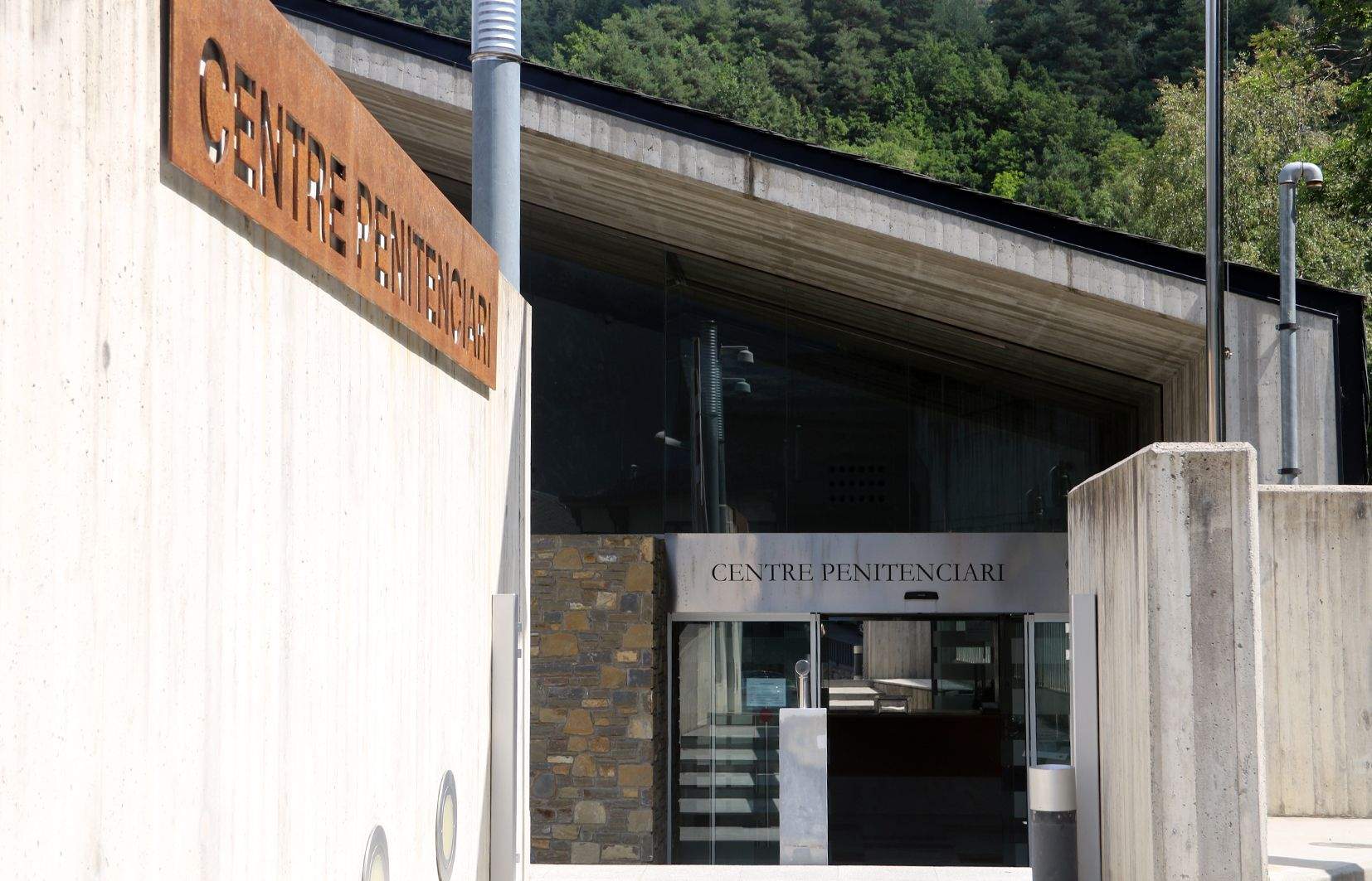 Accés al centre penitenciari.