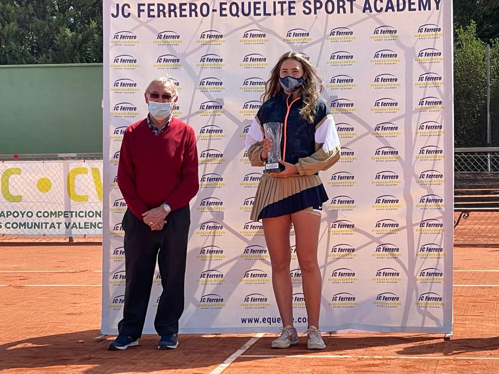 Vicky Jiménez amb el trofeu de subcampiona a Villena.