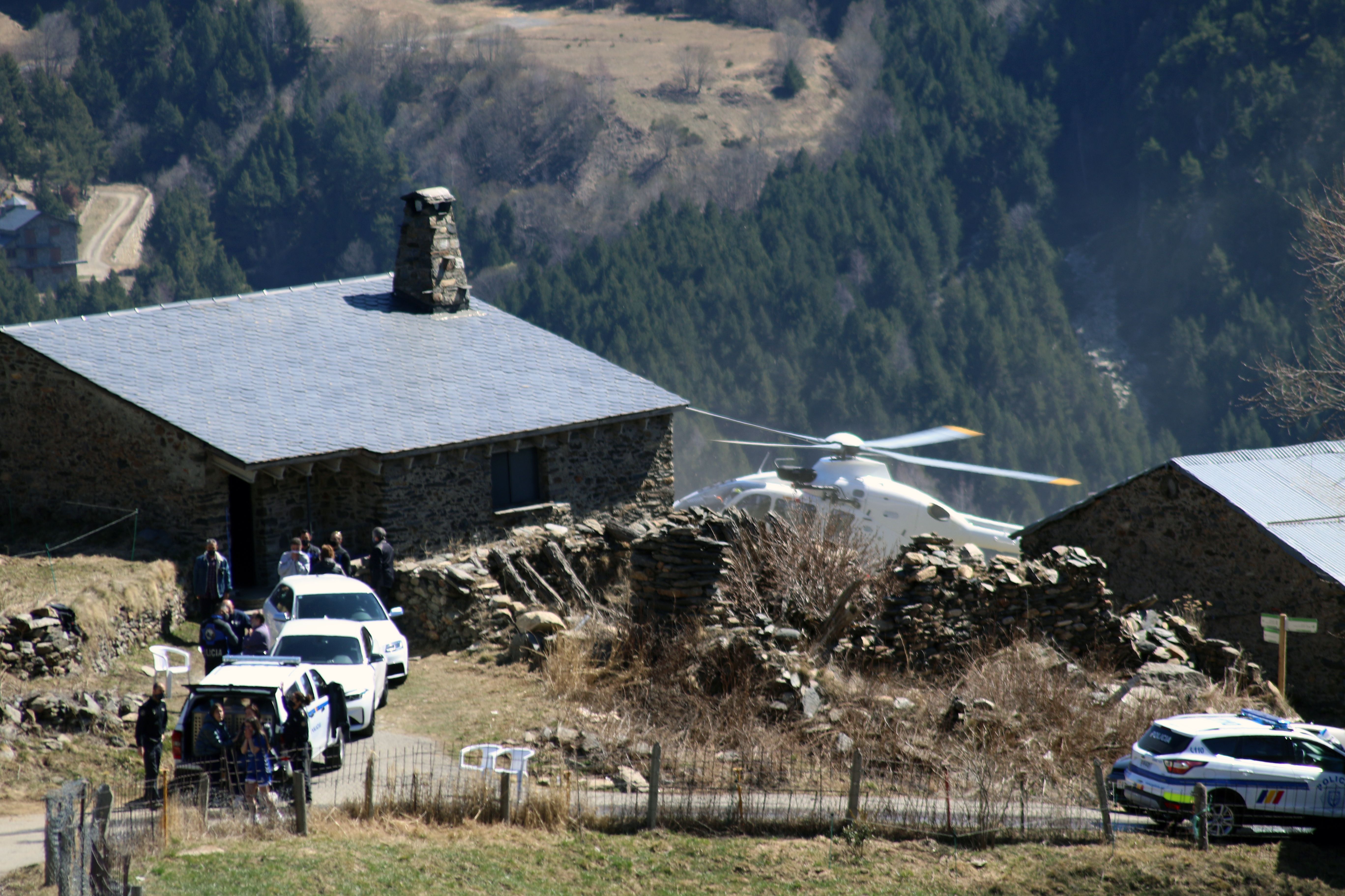 Aterratge de l'helicòpter a l'entorn de la borda i l'habitacle on han passat els fets. Aterratge de l'helicòpter a l'entorn de la borda i l'habitacle on han passat els fets.