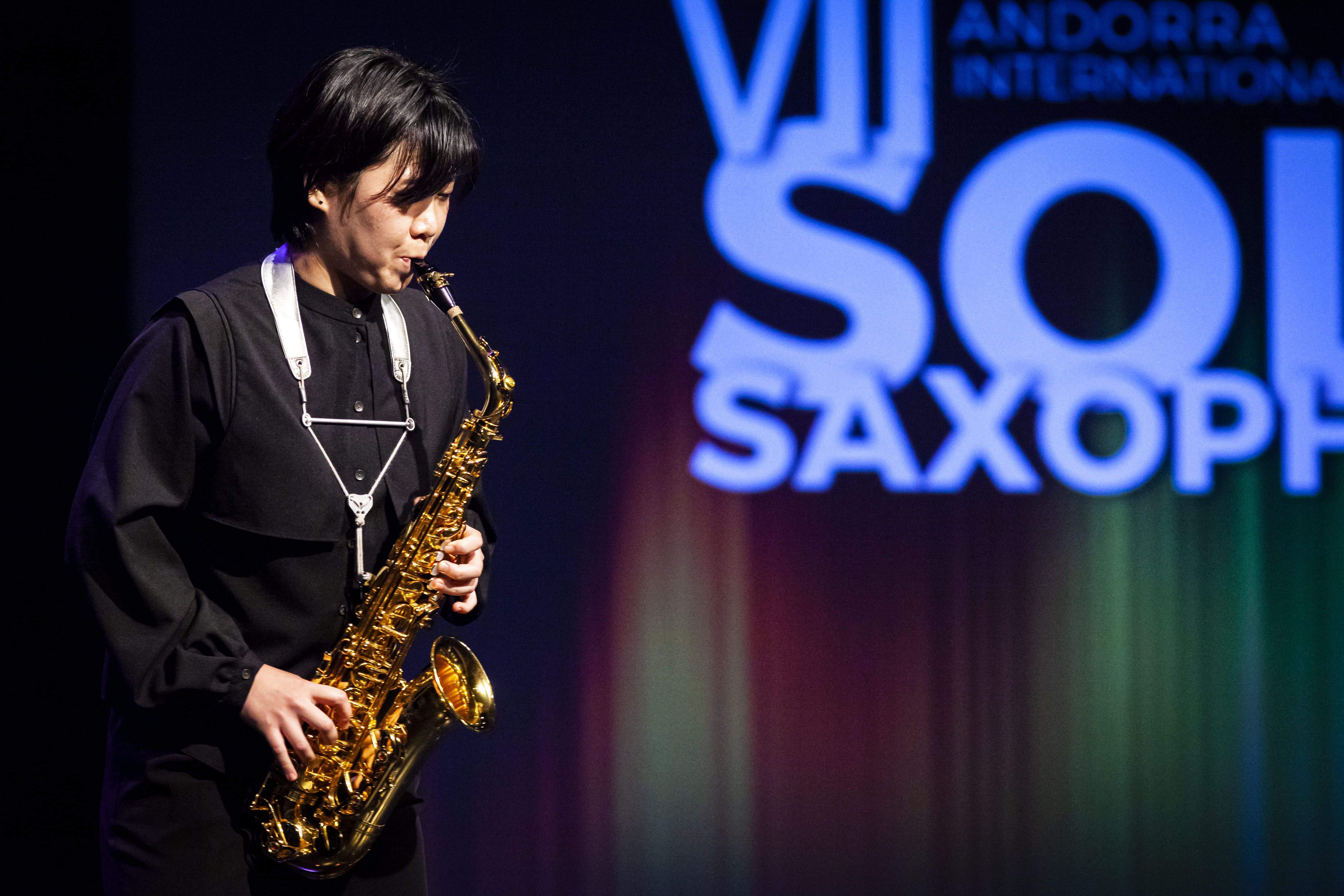 Un dels intèrprets en plena actuació.