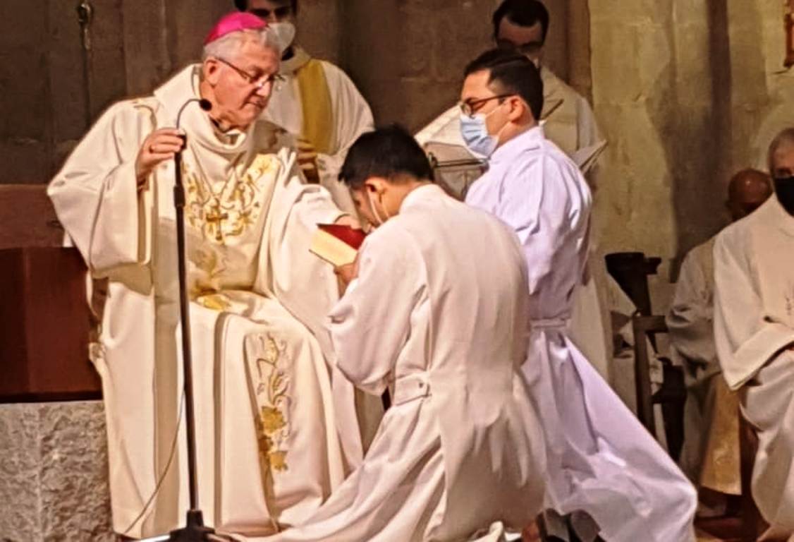 Jerrick Banzuela rep les institucions del Lector i Acòlit a la Seu d'Urgell.