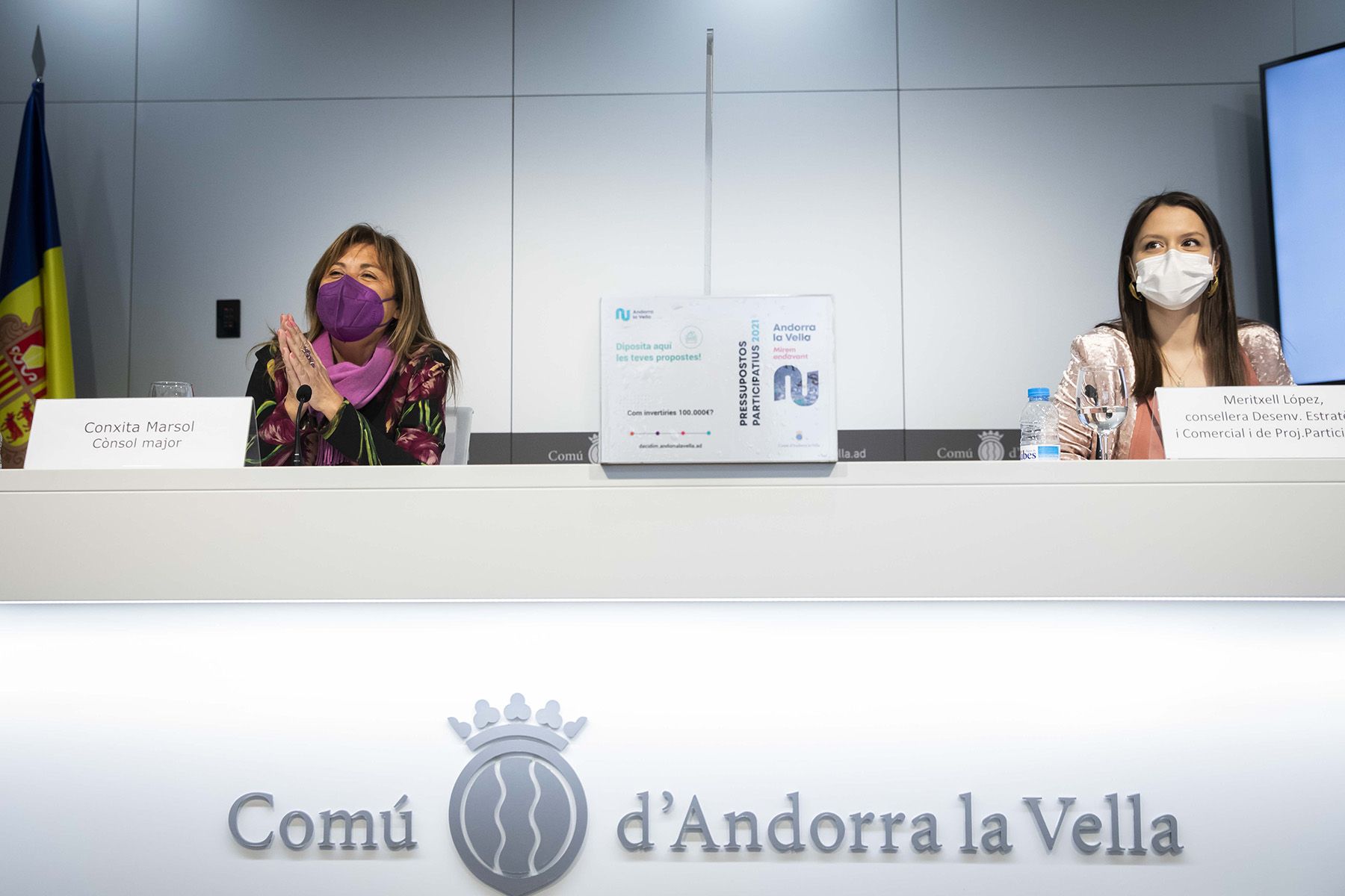 Conxita Marsol i Meritxell López durant la presentació dels Pressupostos Participatius.