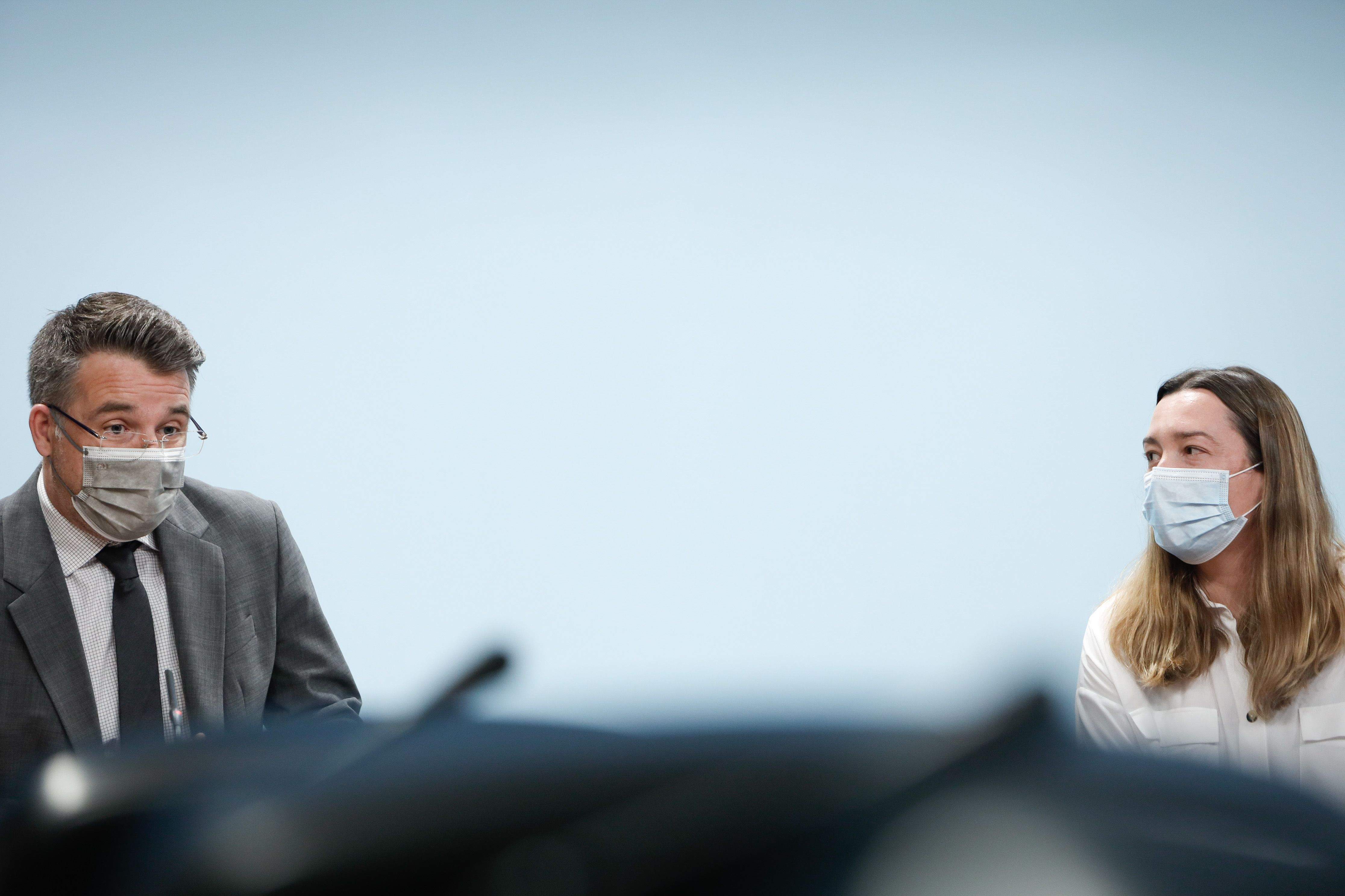 El secretari d'Estat d'Igualtat i Participació Ciutadana, Marc Pons, i la presidenta de Diversand, Rocío Soler a la presentació del llibre.