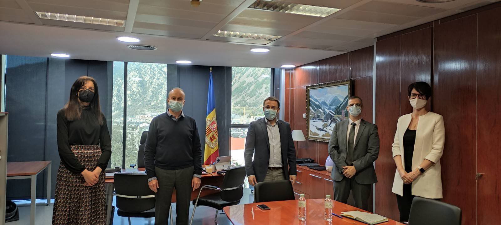 Tres dels advocats amb el ministre i el secretari d'Estat, al centre.