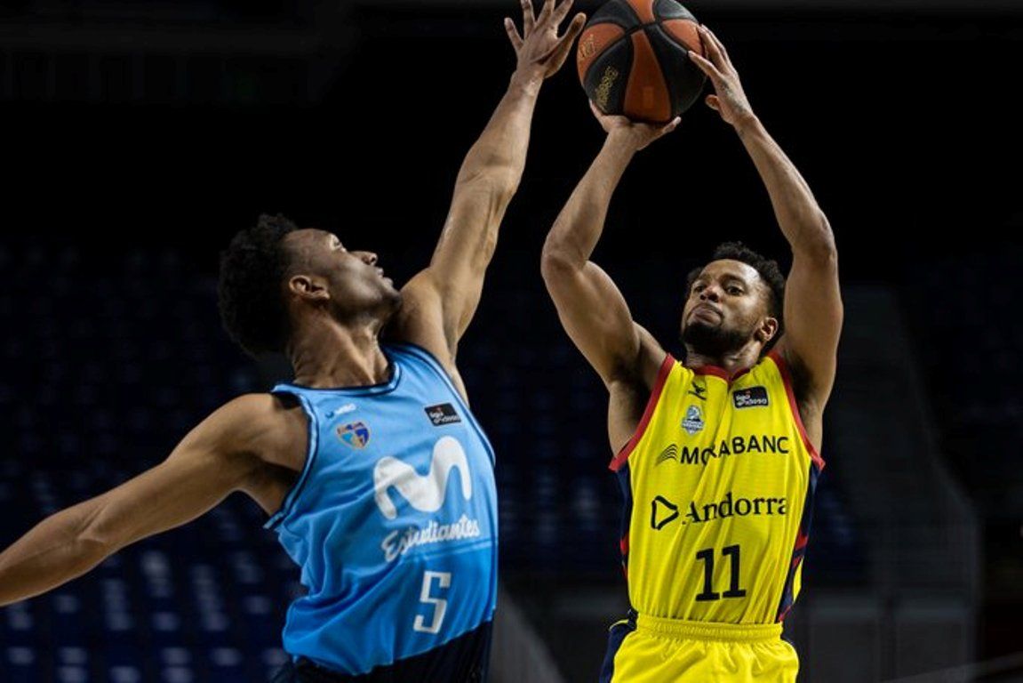 Hannah llença un triple malgrat l'oposició de Solá.