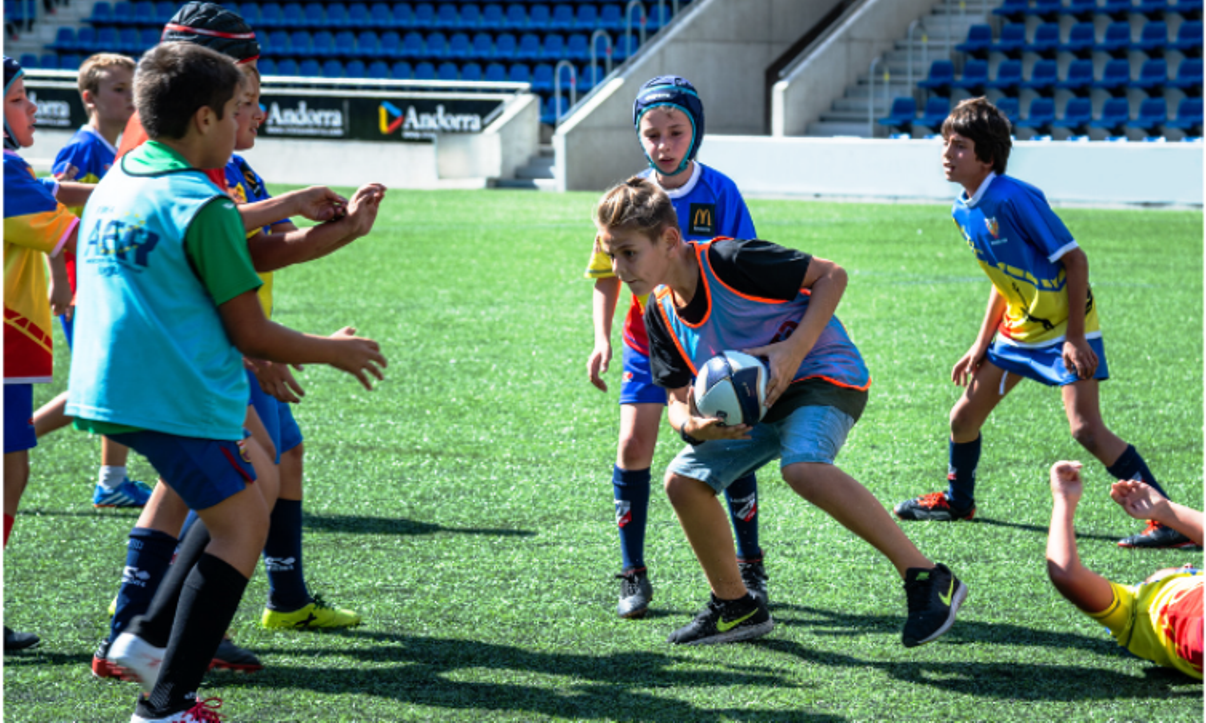 Infants a l'escola de la Federació Andorrana de Rugbi (FAR).
