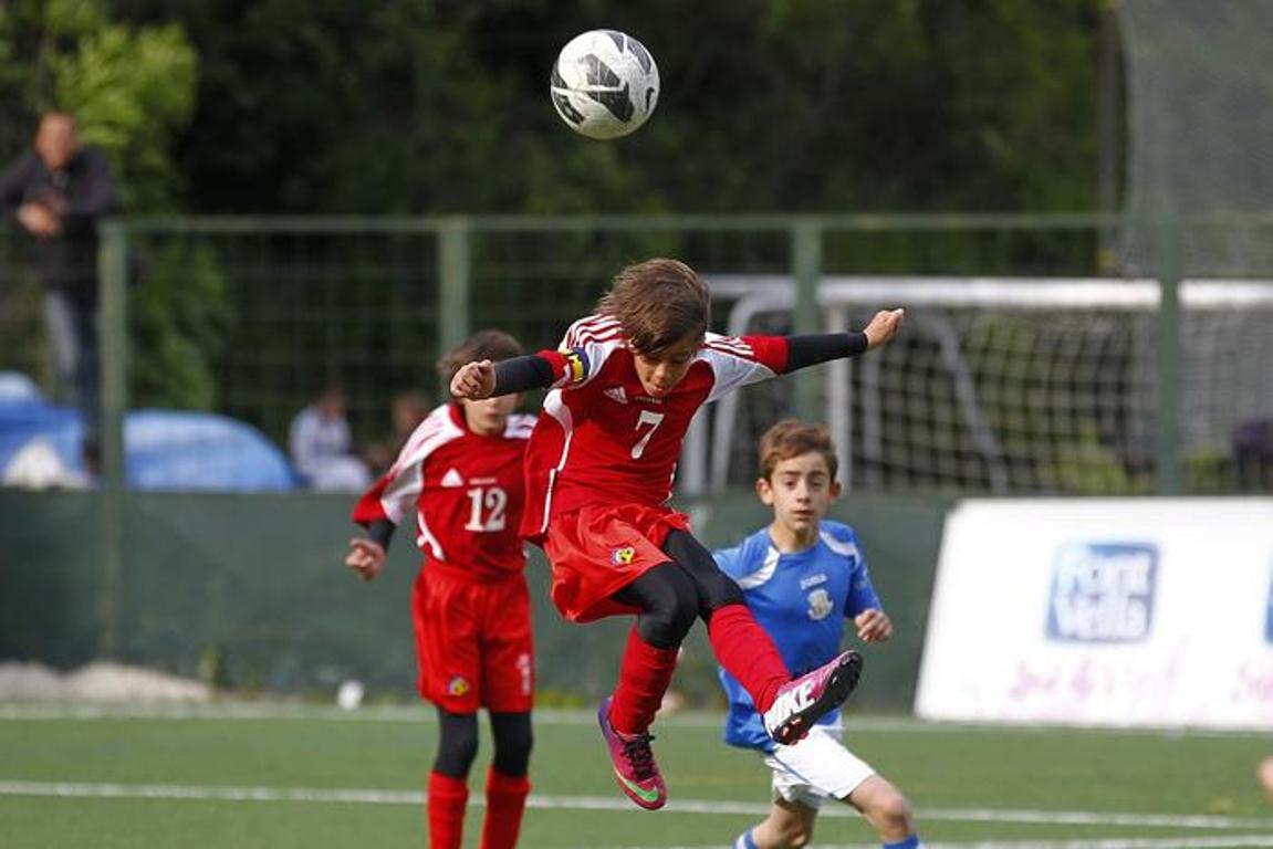 Partit de futbol aleví a un dels camps de la federació a Santa Coloma.