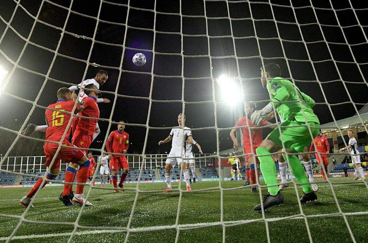 Fiola remata de cap en el primer gol d'Hongria.