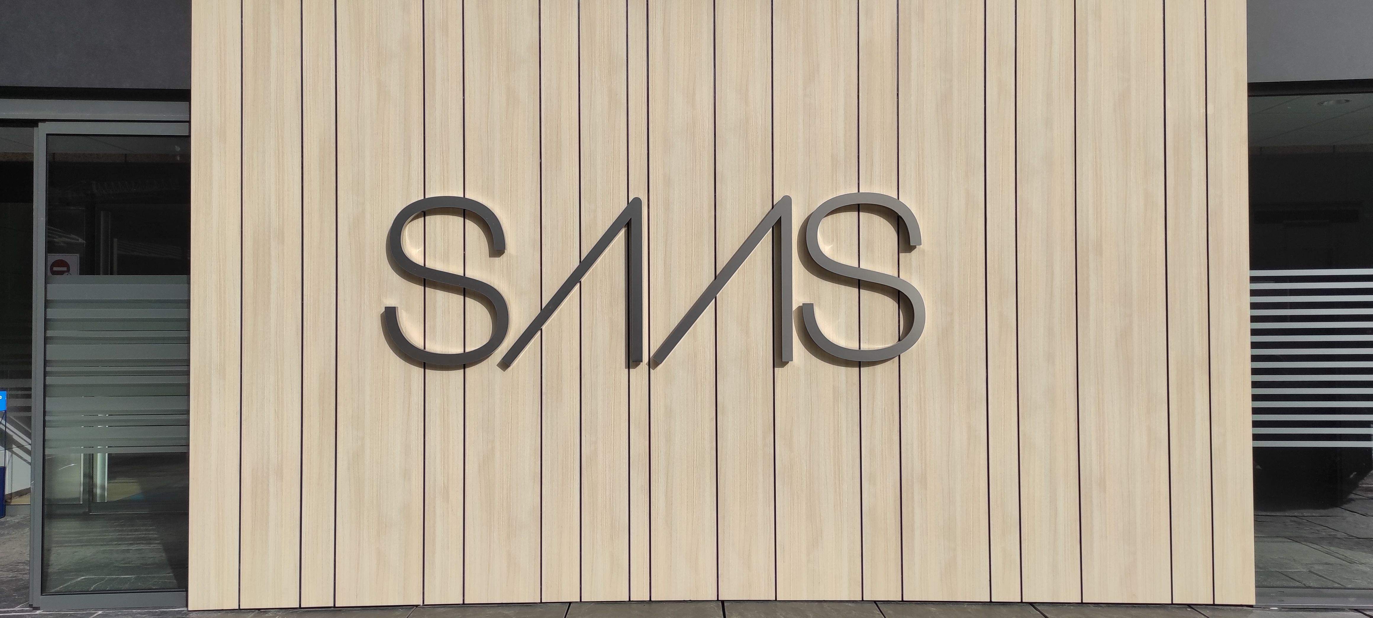 Rètol del SAAS a l'entrada principal de l'hospital.