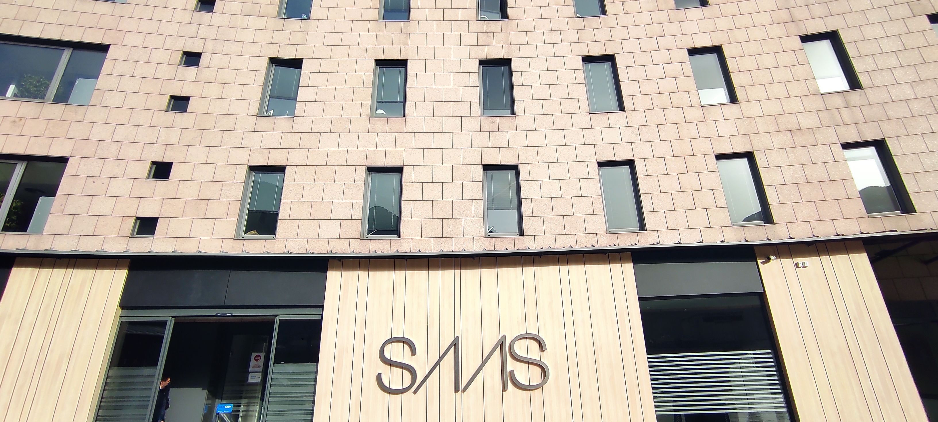 Façana de l'hospital Nostra Senyora de Meritxell.