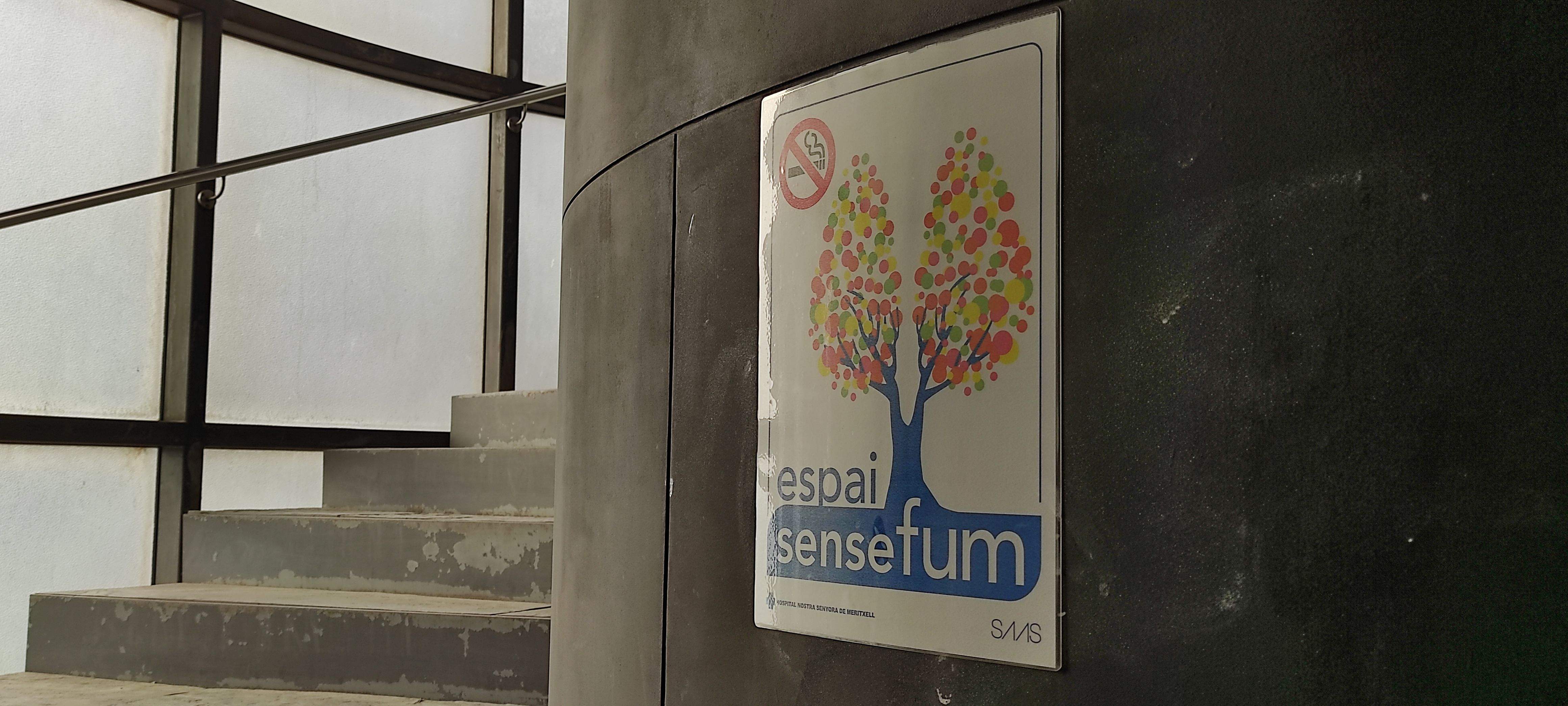 Escala i ascensor per accedir a l'hospital.