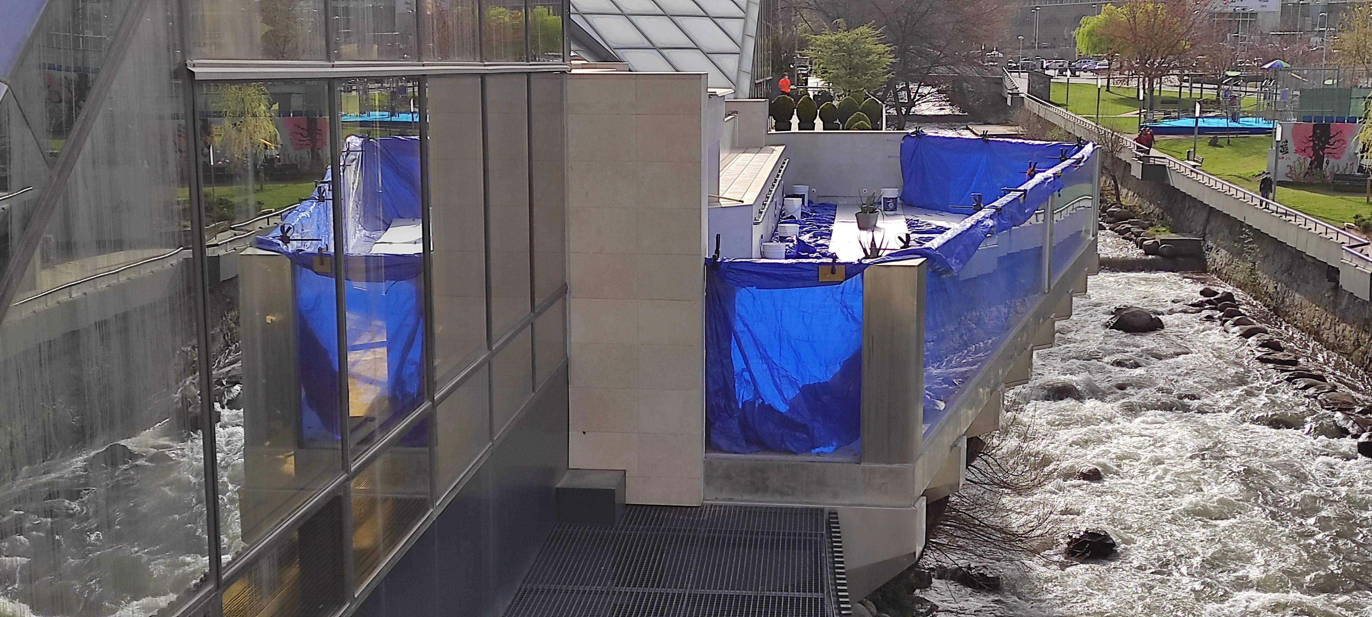 La llacuna, coberta amb unes lones.