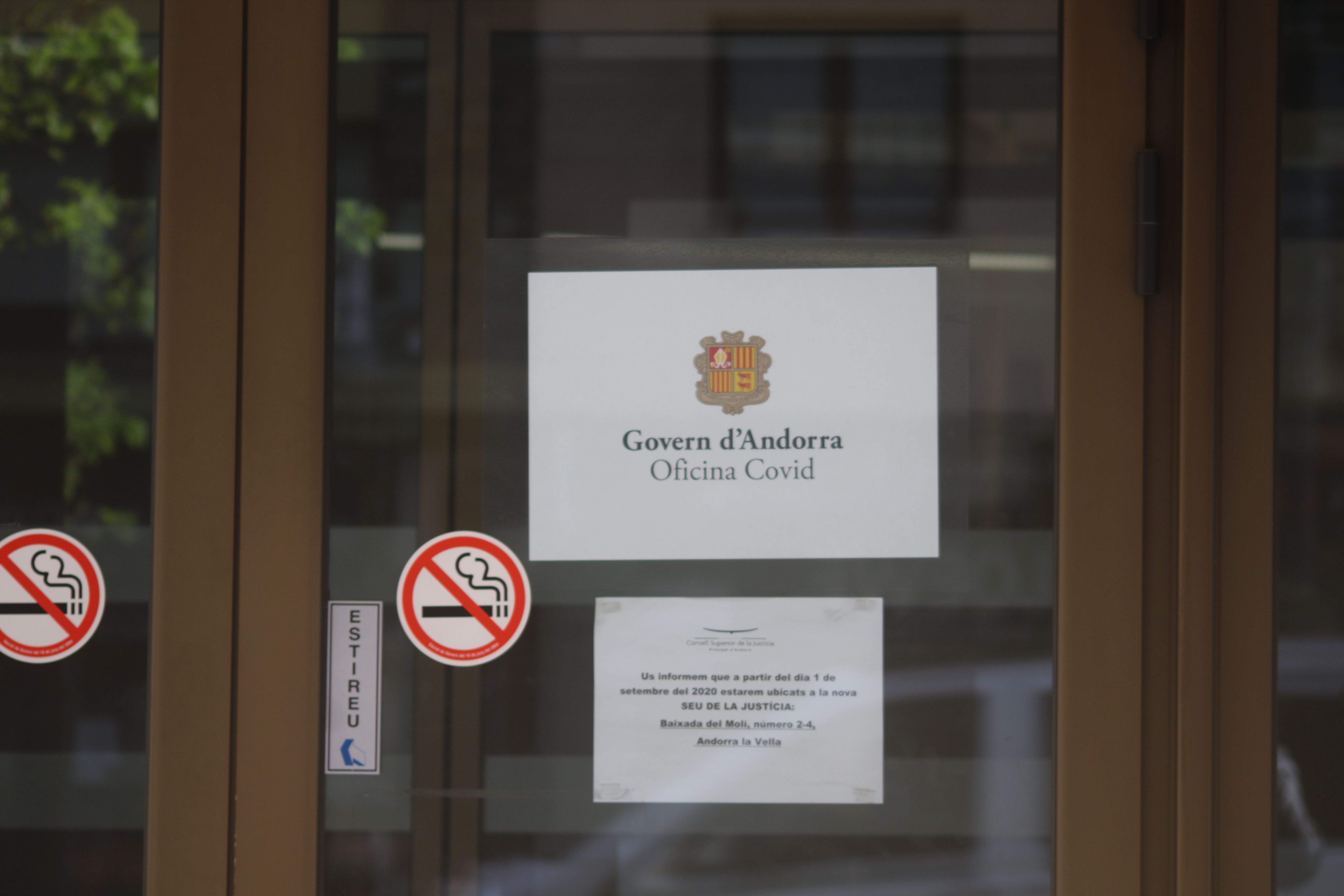 Cartells a les dependències de l'oficina Covid.