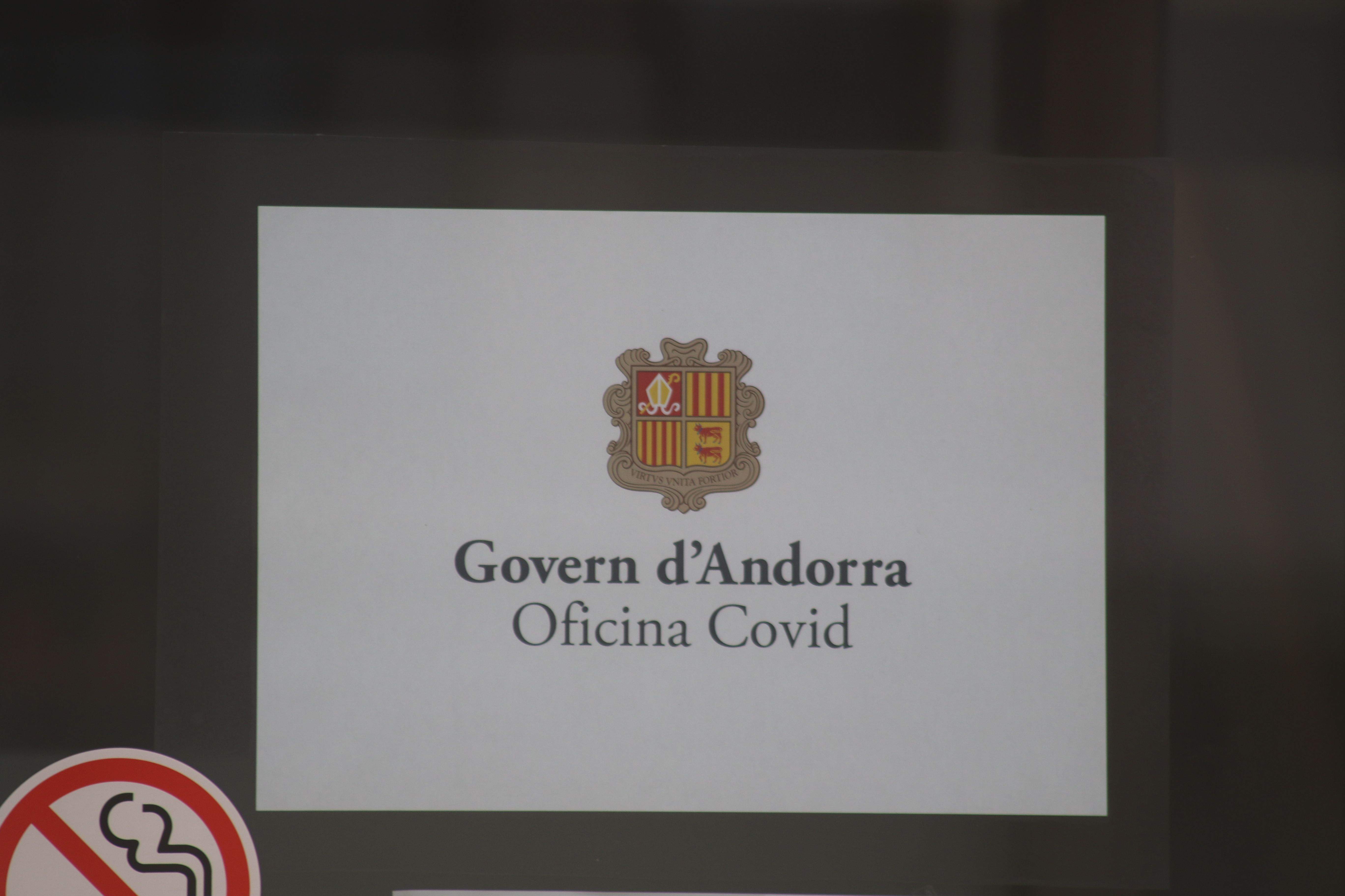 Rètol de l'oficina Covid a la porta de l'edifici de les Columnes.