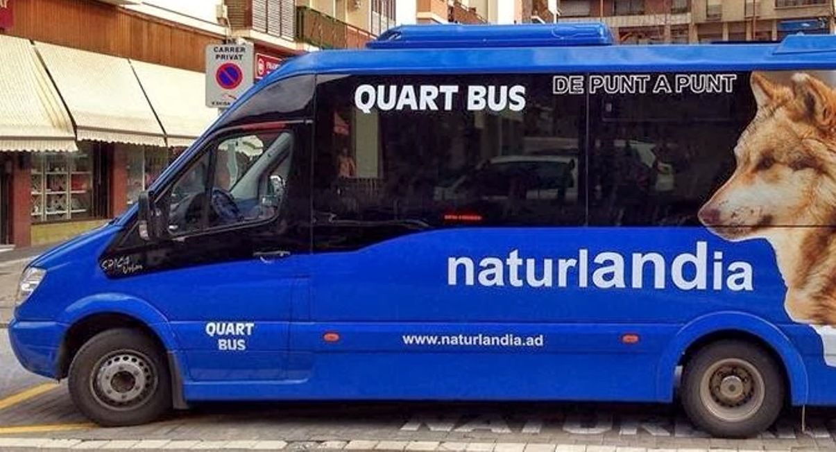 Un vehicle del servei Quart Bus a Sant Julià de Lòria.