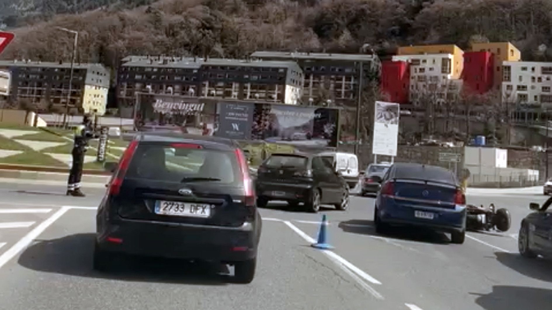 La motocicleta implicada, encara al terra, a la dreta.