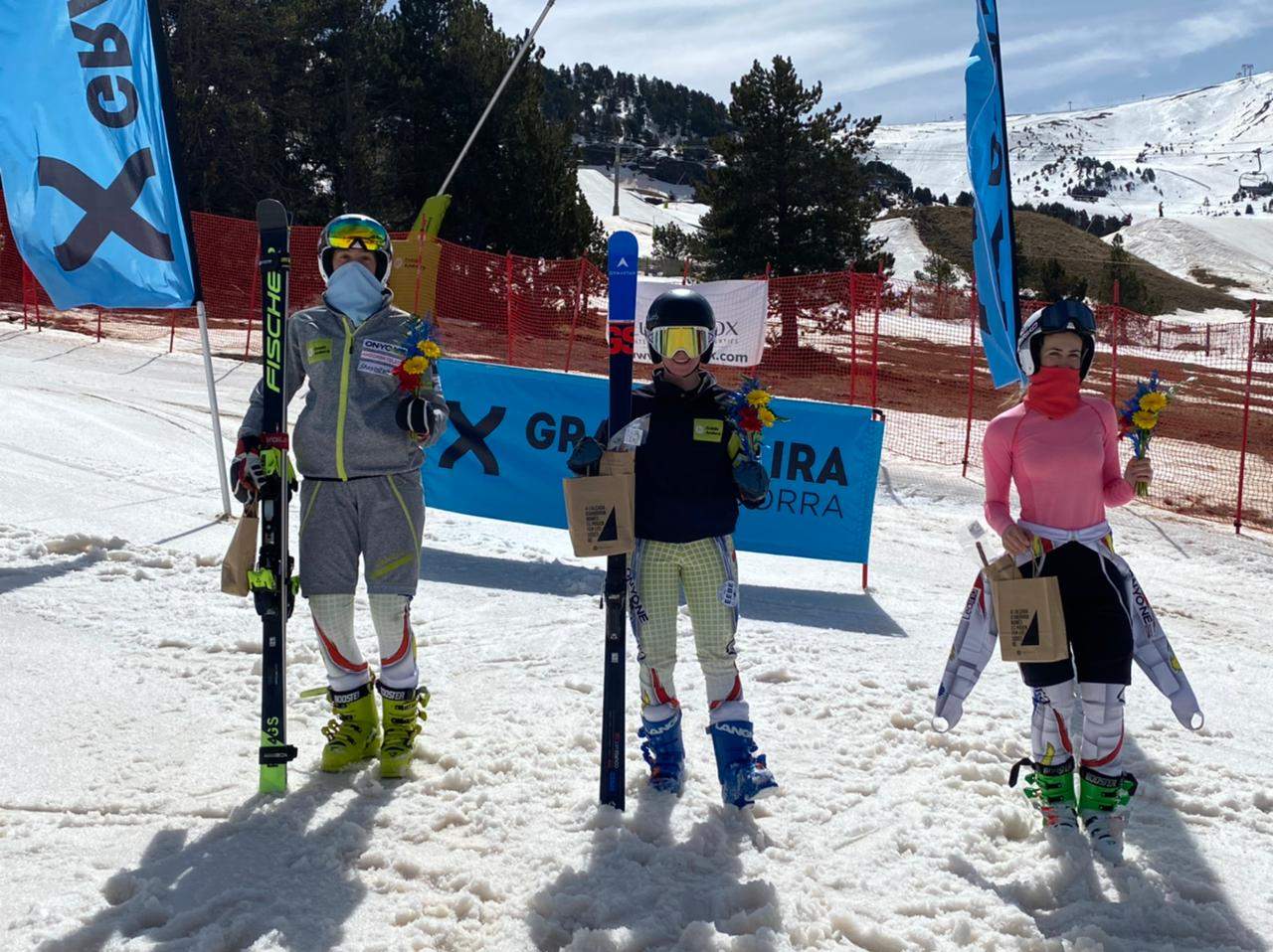 El podi femení amb Mijares, Abad i Medina.