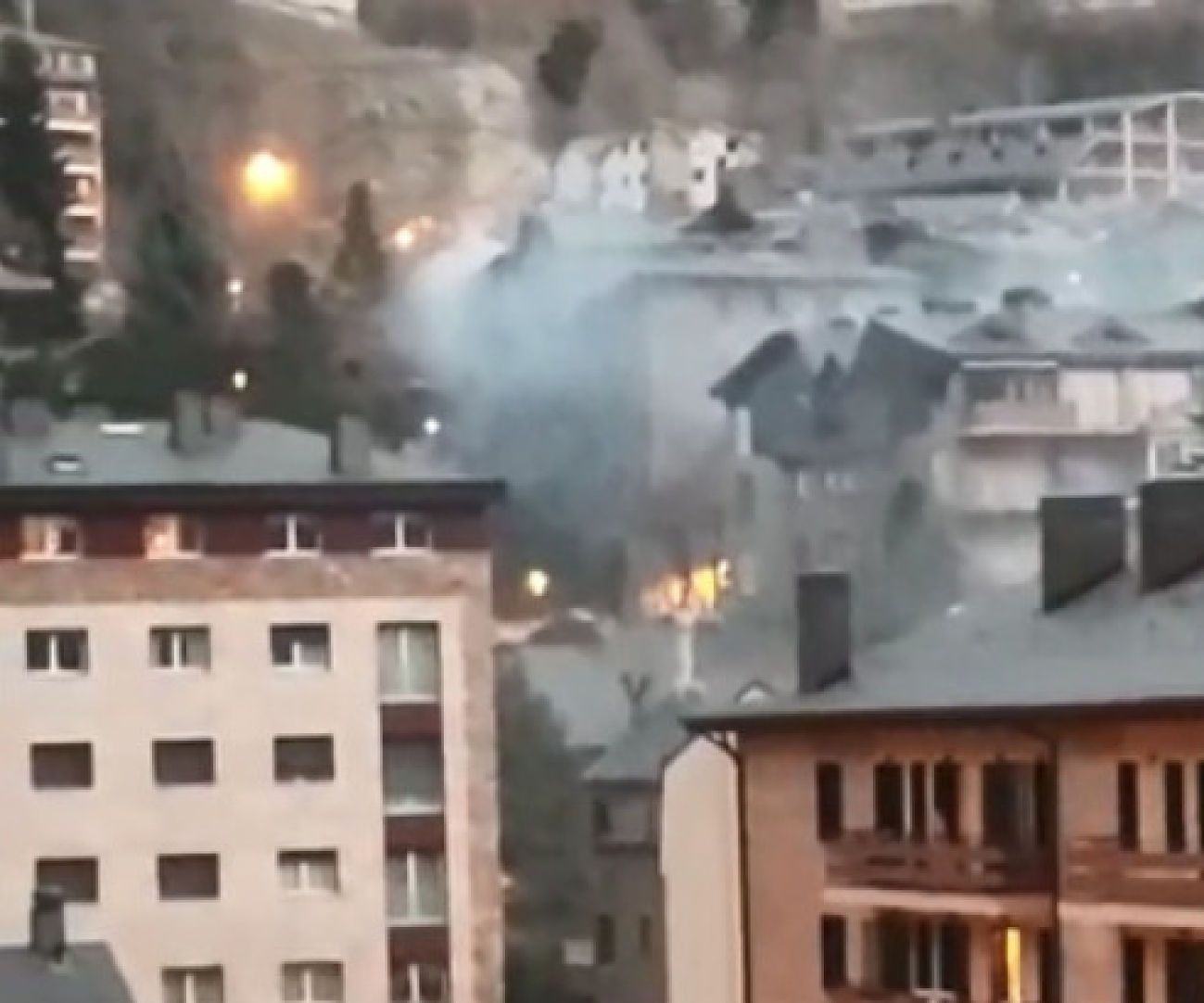 El fum del foc de xemeneia era visible des de diferents punts d'Encamp.