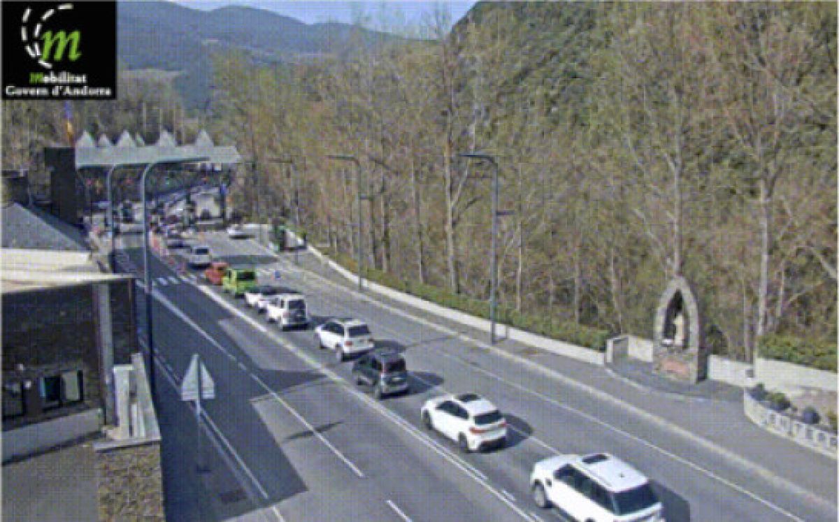 Vehicles sortint per la frontera del riu Runer.