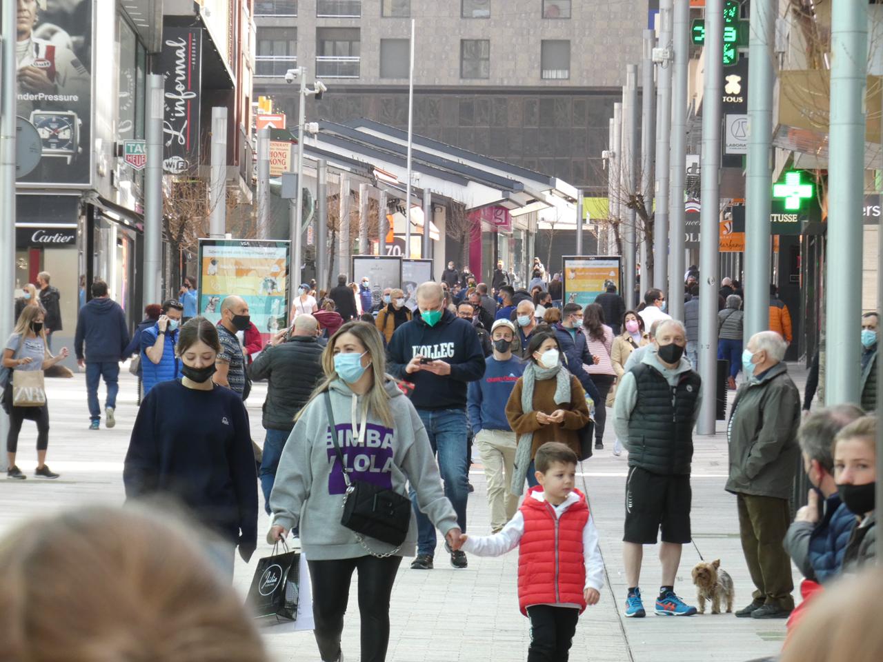 Gent passejant per Vivand aquest Divendres Sant.