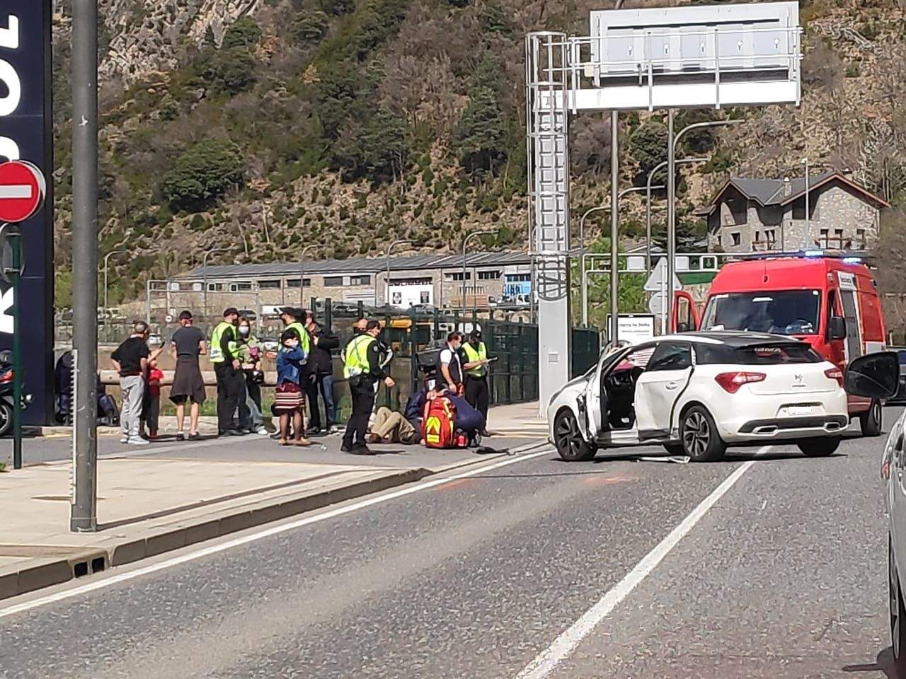 Els equips d'emergència atenen els ferits en un accident.